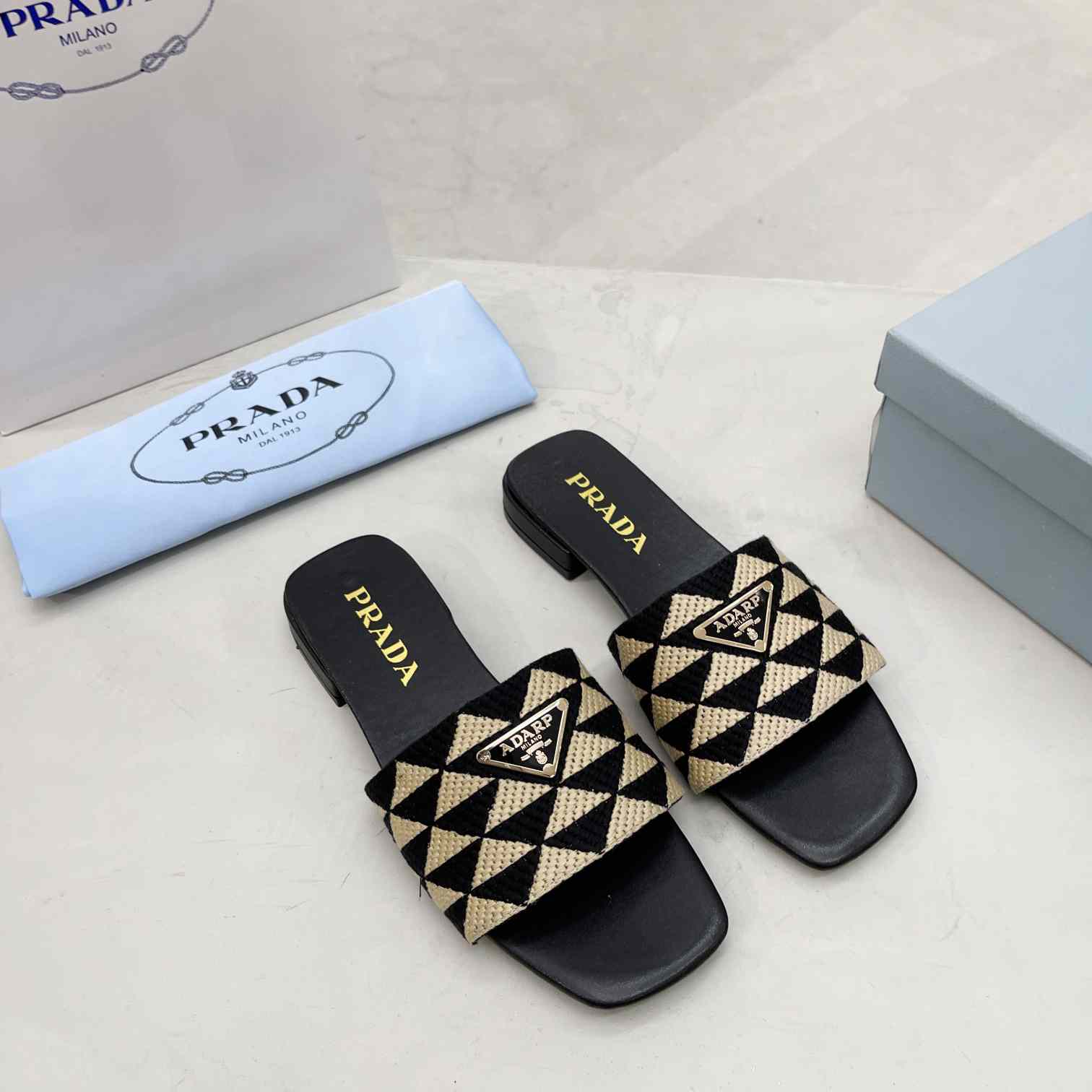 Pantoletten aus besticktem Stoff von Prada<br>
 - EUR FASHION