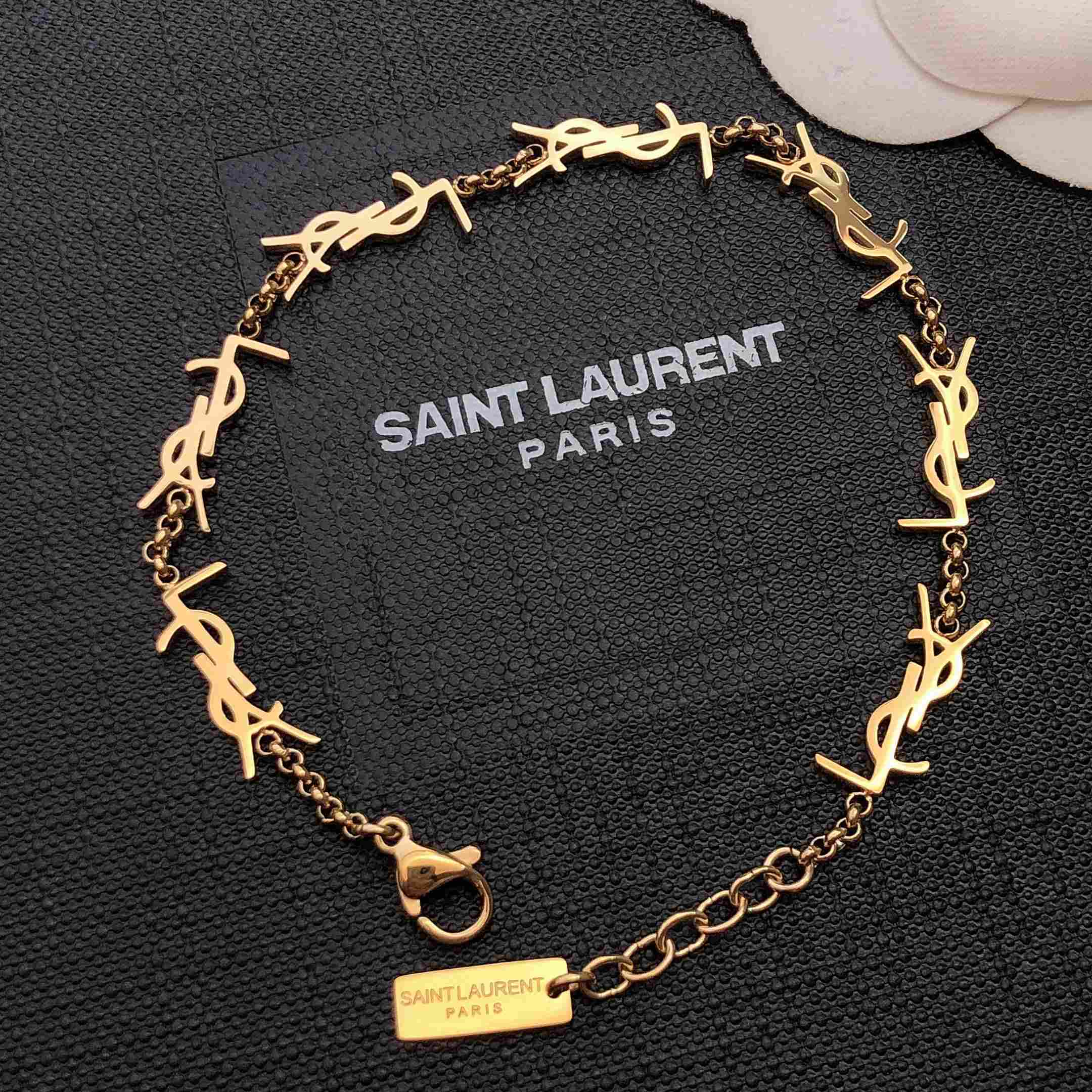 Saint Laurent Cassandre Multi-Charm-Armband aus Metall<br>
 - EUR FASHION