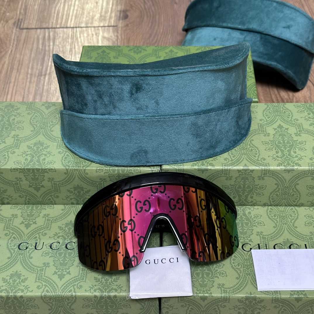 Gucci Mask-Shaped Sunglasses      - EUR FASHION