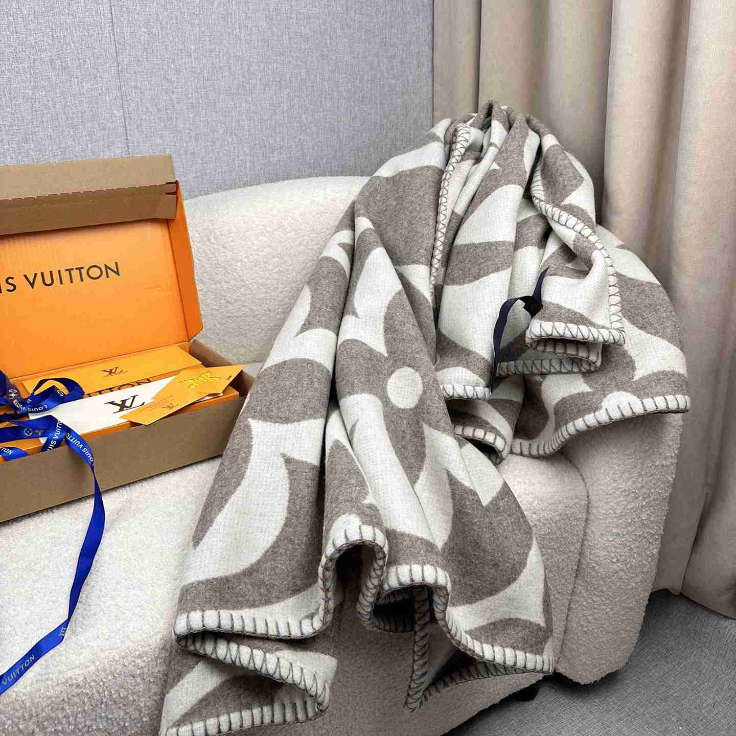 Louis Vuitton LV Medallion Blanket  M79275 - EUR FASHION