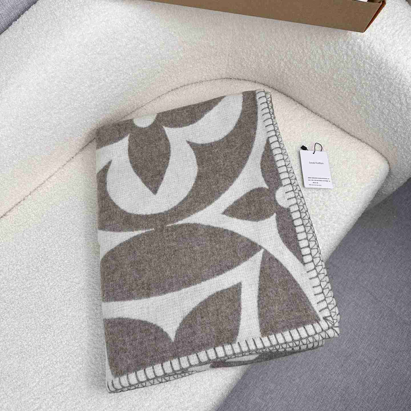 Louis Vuitton LV Medallion Blanket  M79275 - EUR FASHION