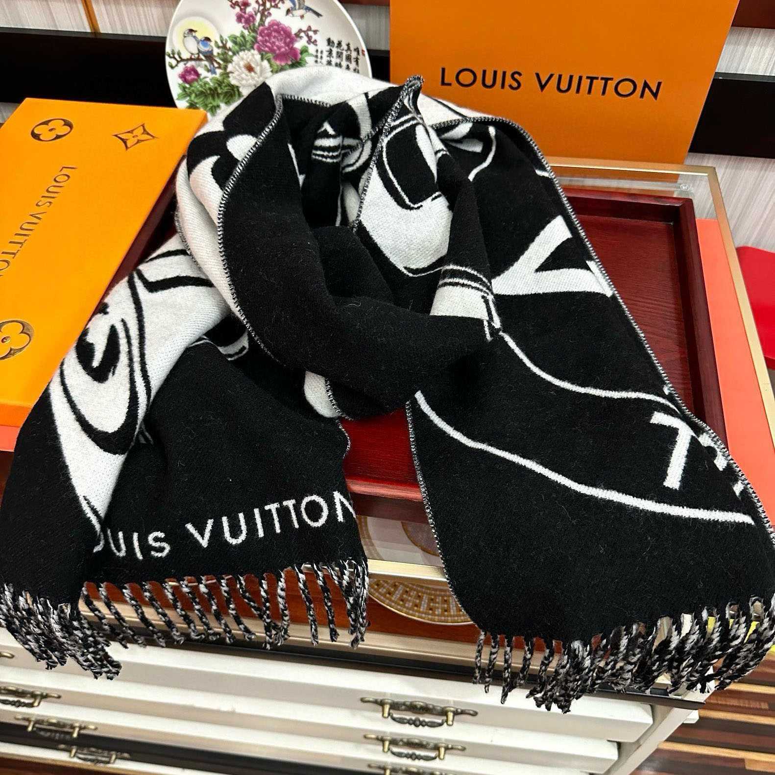 Louis Vuitton Lock And Keys Scarf  M92855 - EUR FASHION