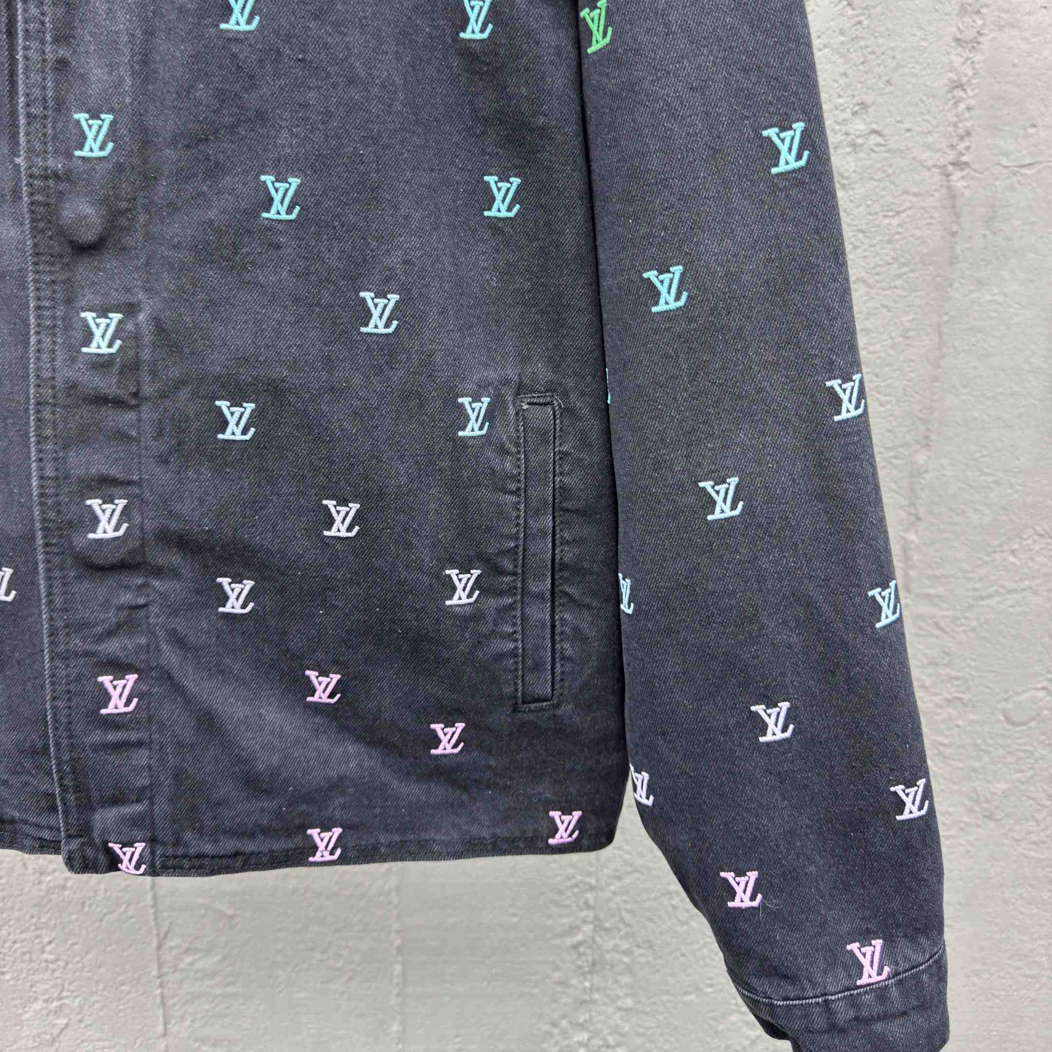 Louis Vuitton LV Blason Gradient Embroidered Denim Coach Jacket   1AGTEB - EUR FASHION
