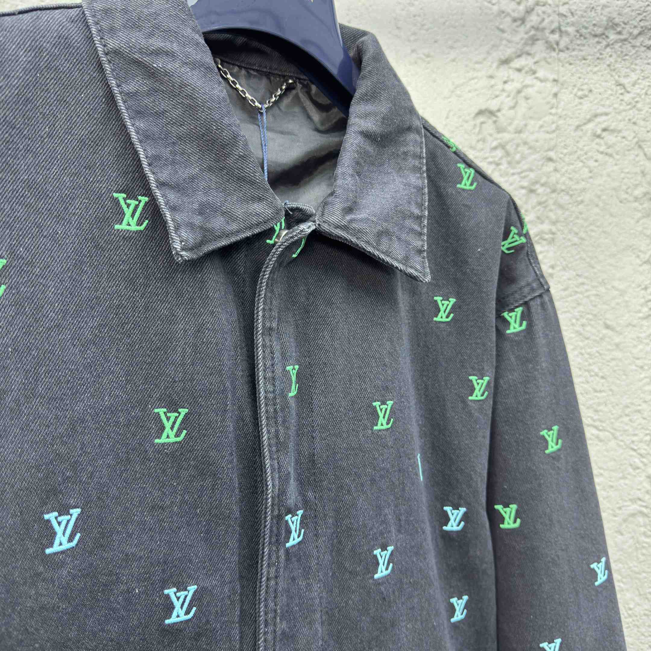Louis Vuitton LV Blason Gradient Embroidered Denim Coach Jacket   1AGTEB - EUR FASHION