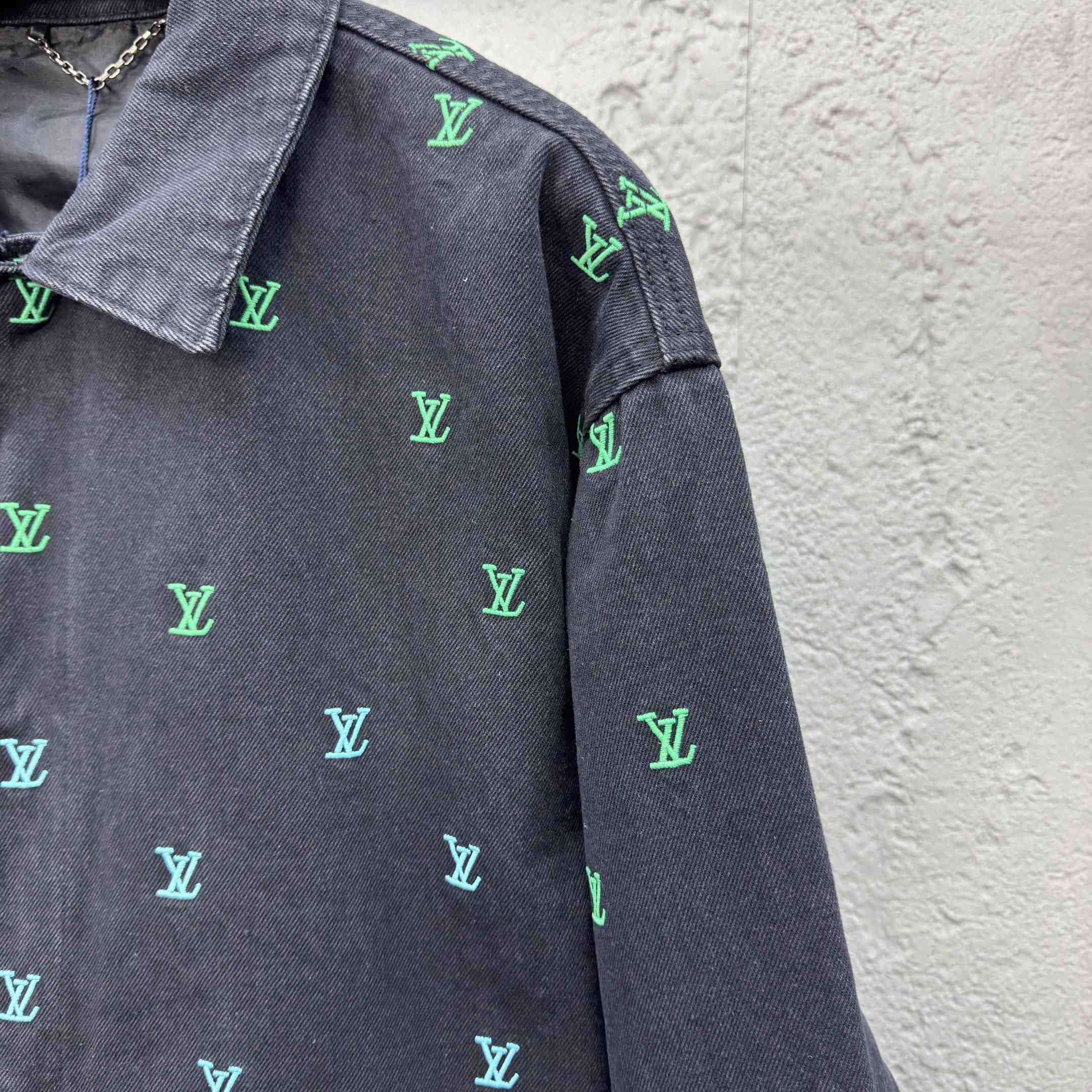 Louis Vuitton LV Blason Gradient Embroidered Denim Coach Jacket   1AGTEB - EUR FASHION
