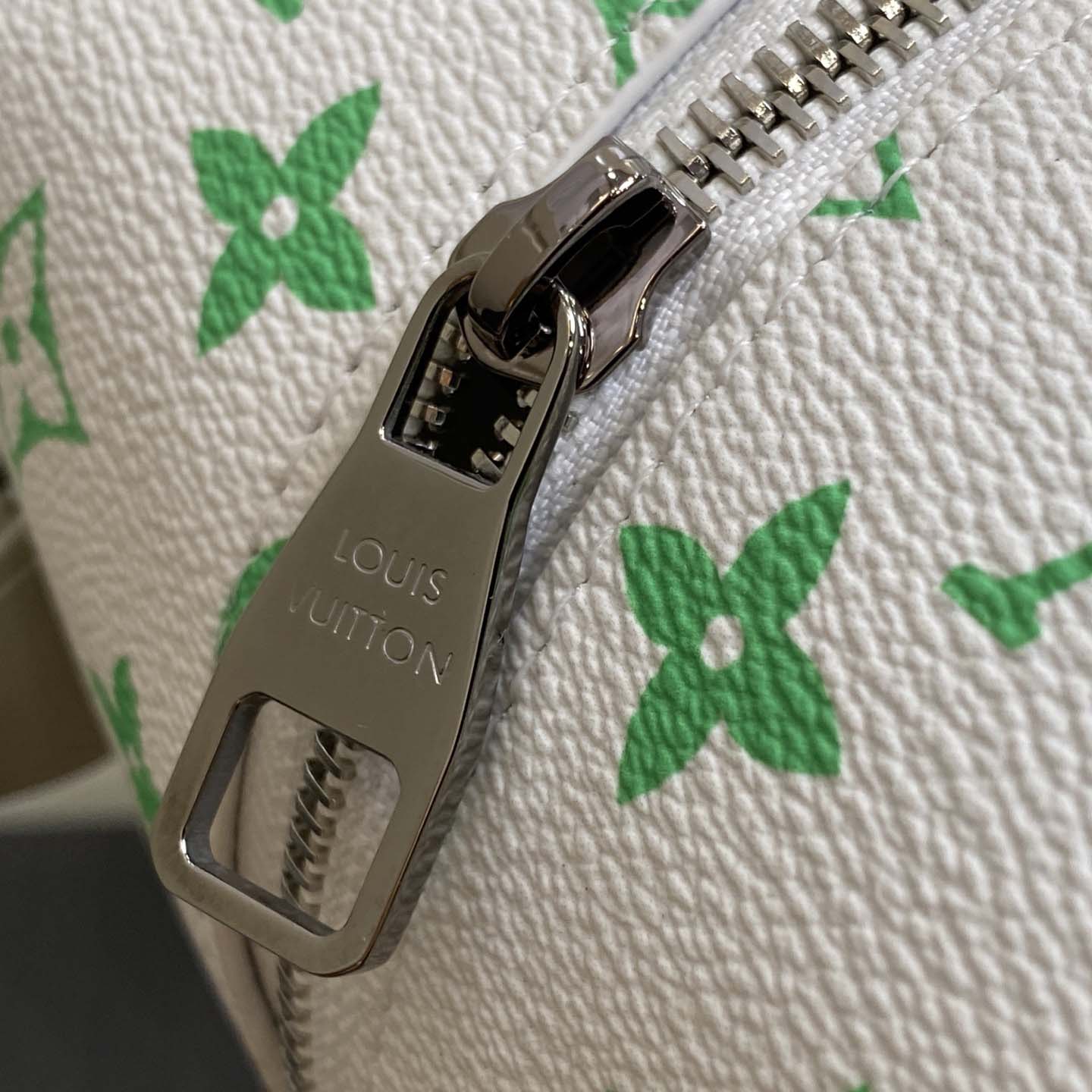 Louis Vuitton Dopp Kit   (23×13×12cm)  M14034 - EUR FASHION