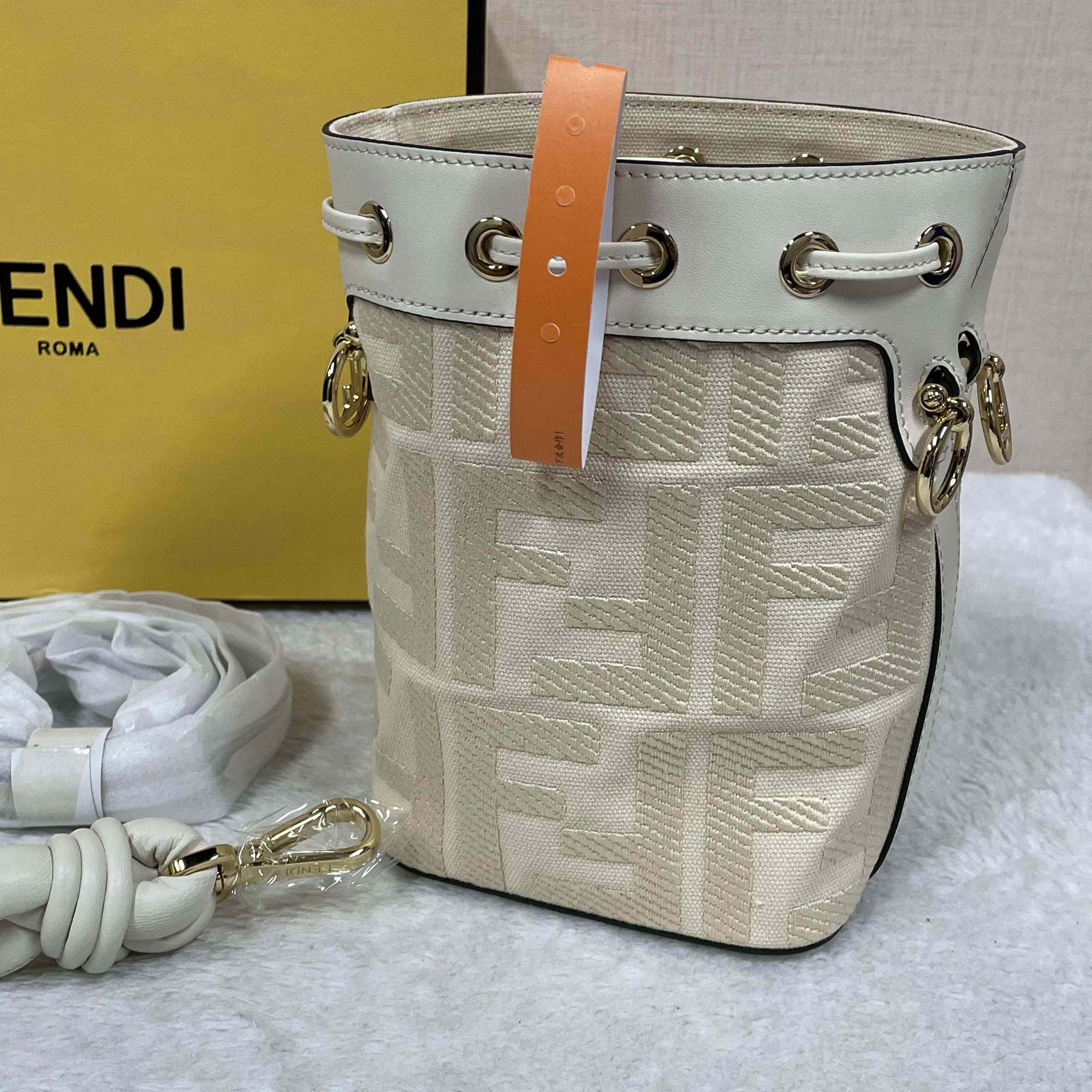Fendi Mon Tresor Leather White  12×18×10cm - EUR FASHION