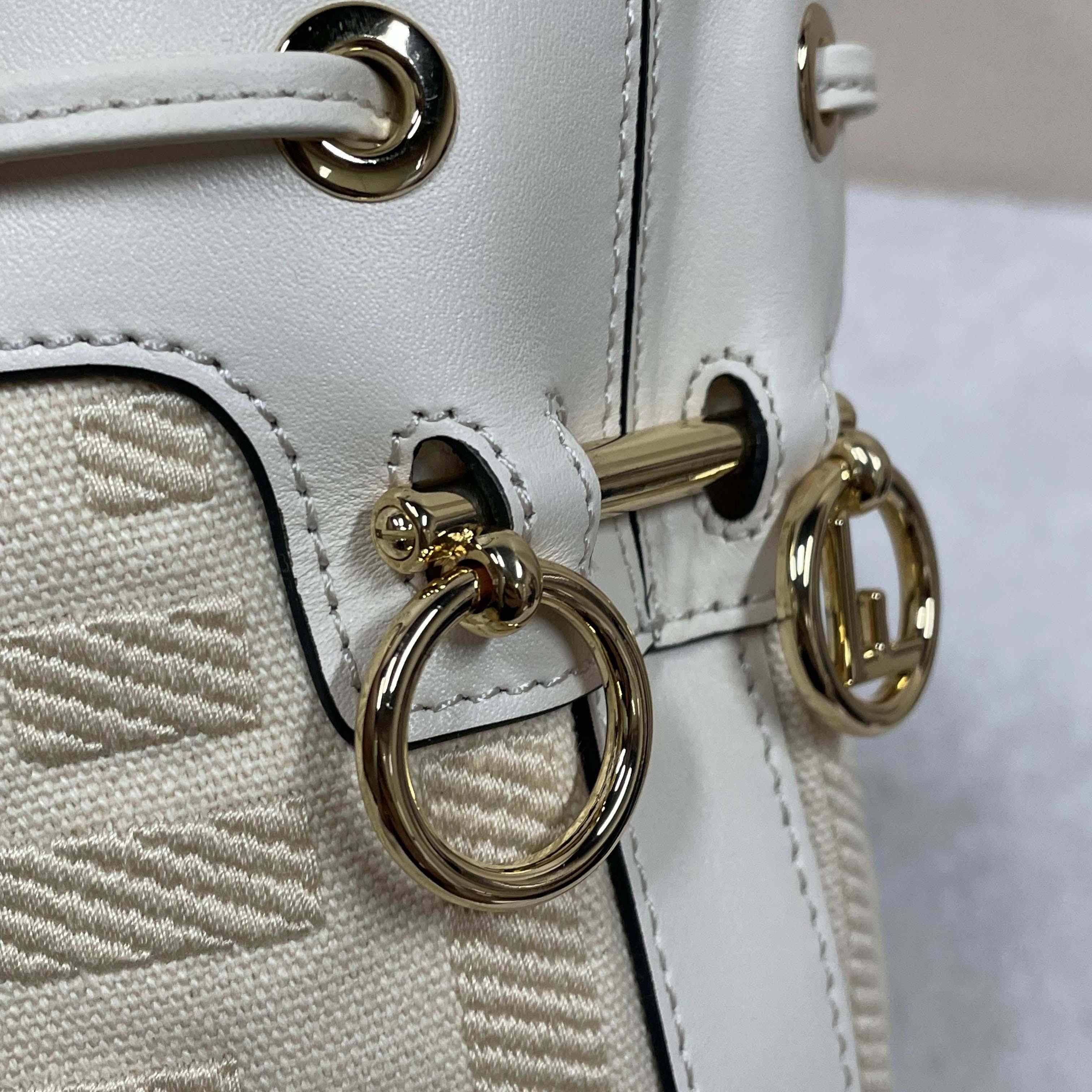 Fendi Mon Tresor Leather White  12×18×10cm - EUR FASHION