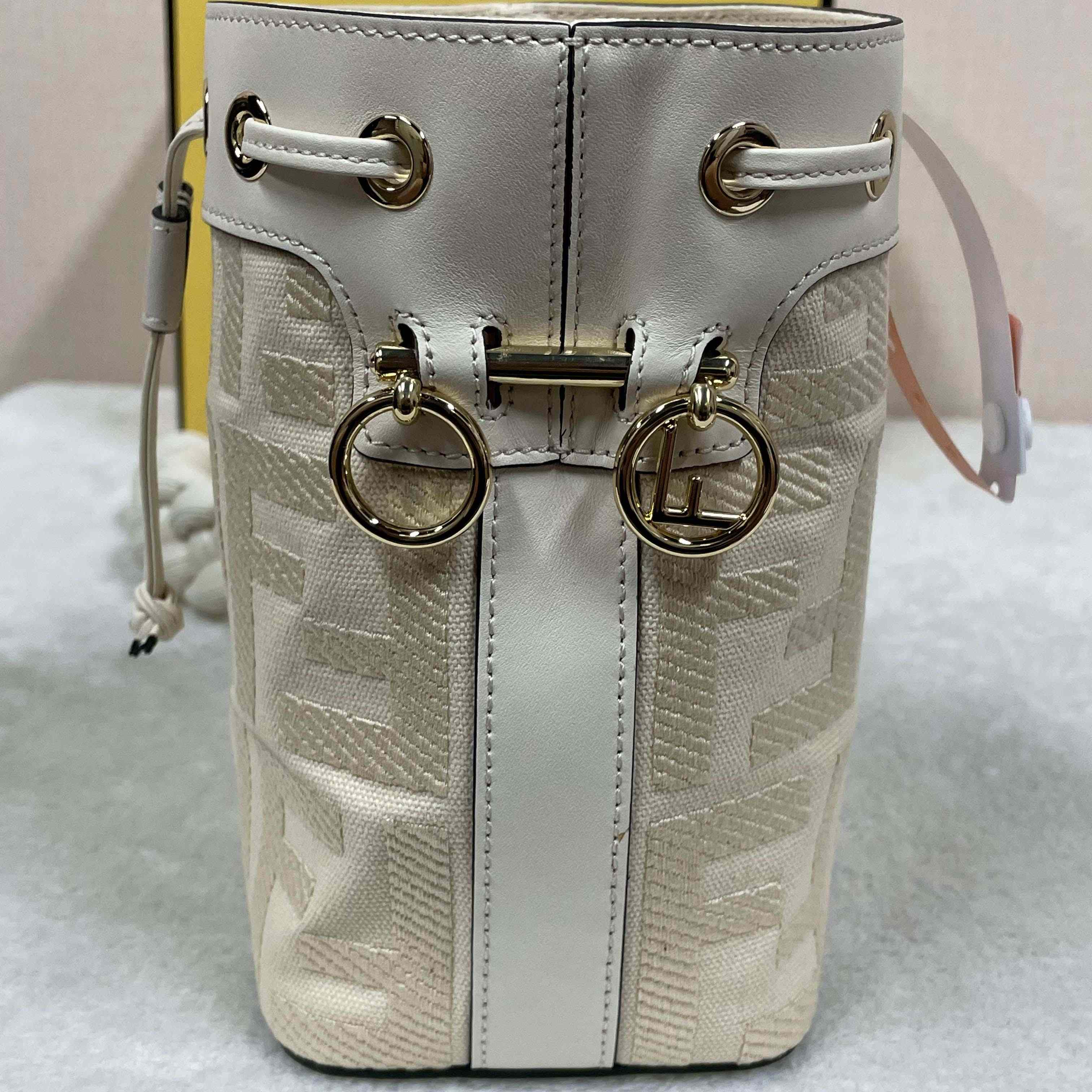 Fendi Mon Tresor Leather White  12×18×10cm - EUR FASHION