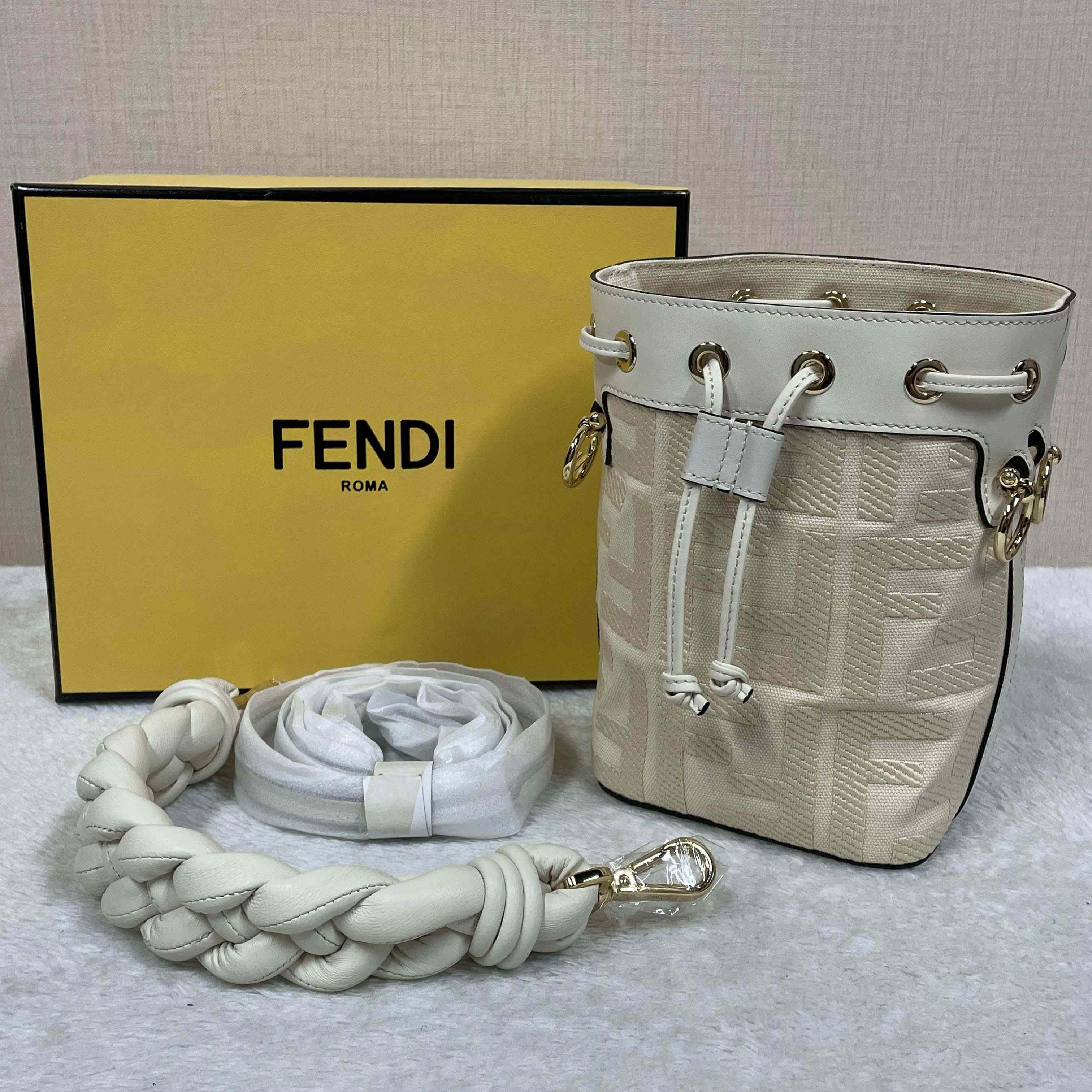 Fendi Mon Tresor Leather White  12×18×10cm - EUR FASHION