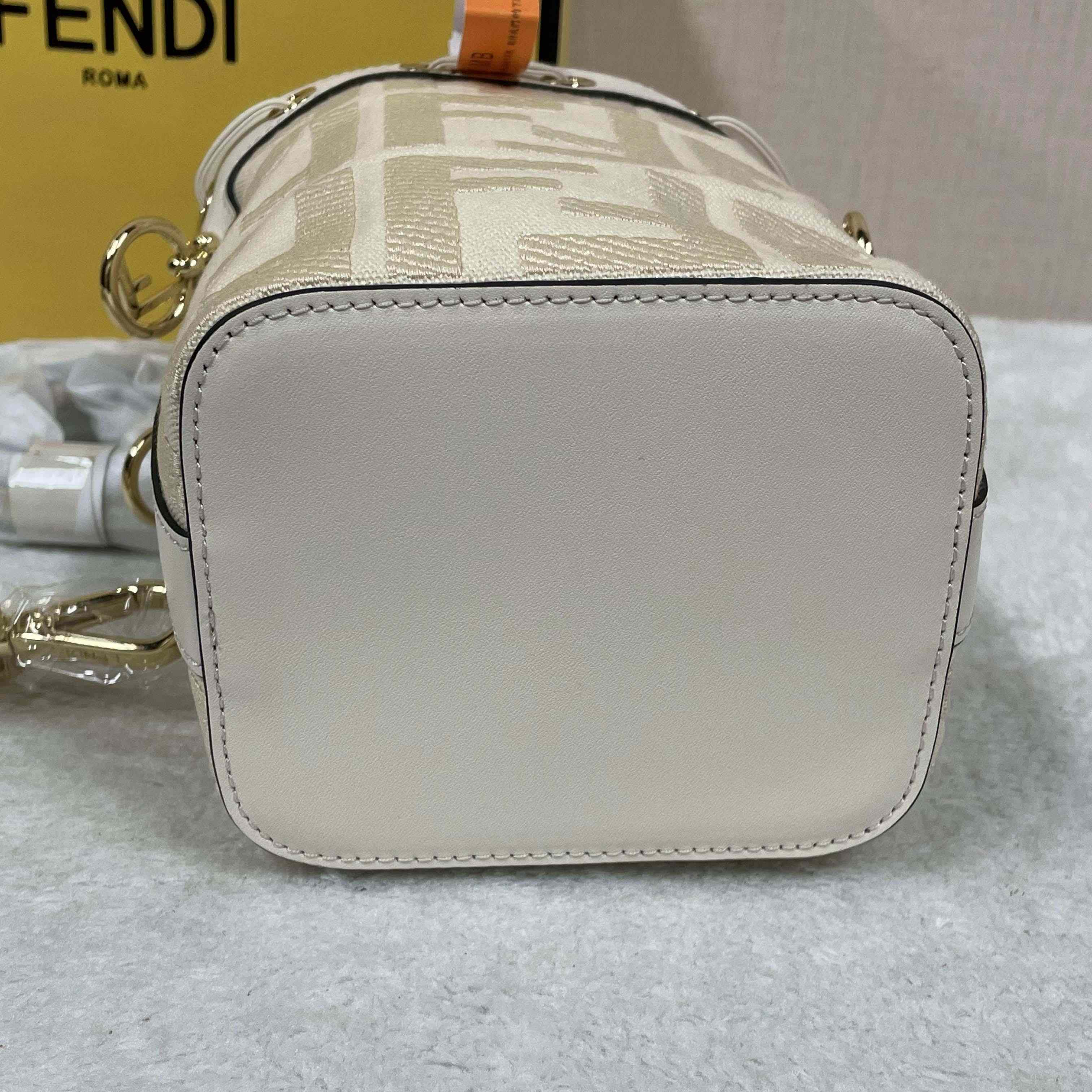 Fendi Mon Tresor Leather White  12×18×10cm - EUR FASHION
