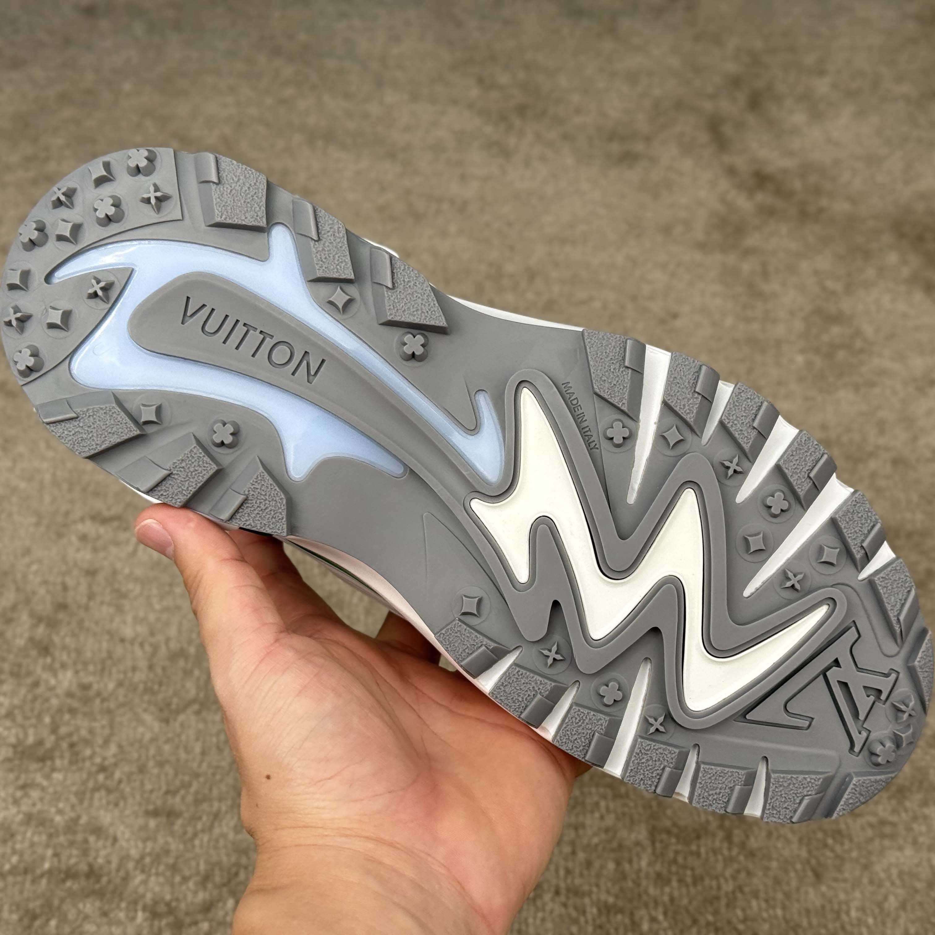 Louis Vuitton LV Runner Tatic Sneaker     1AHTVV - EUR FASHION