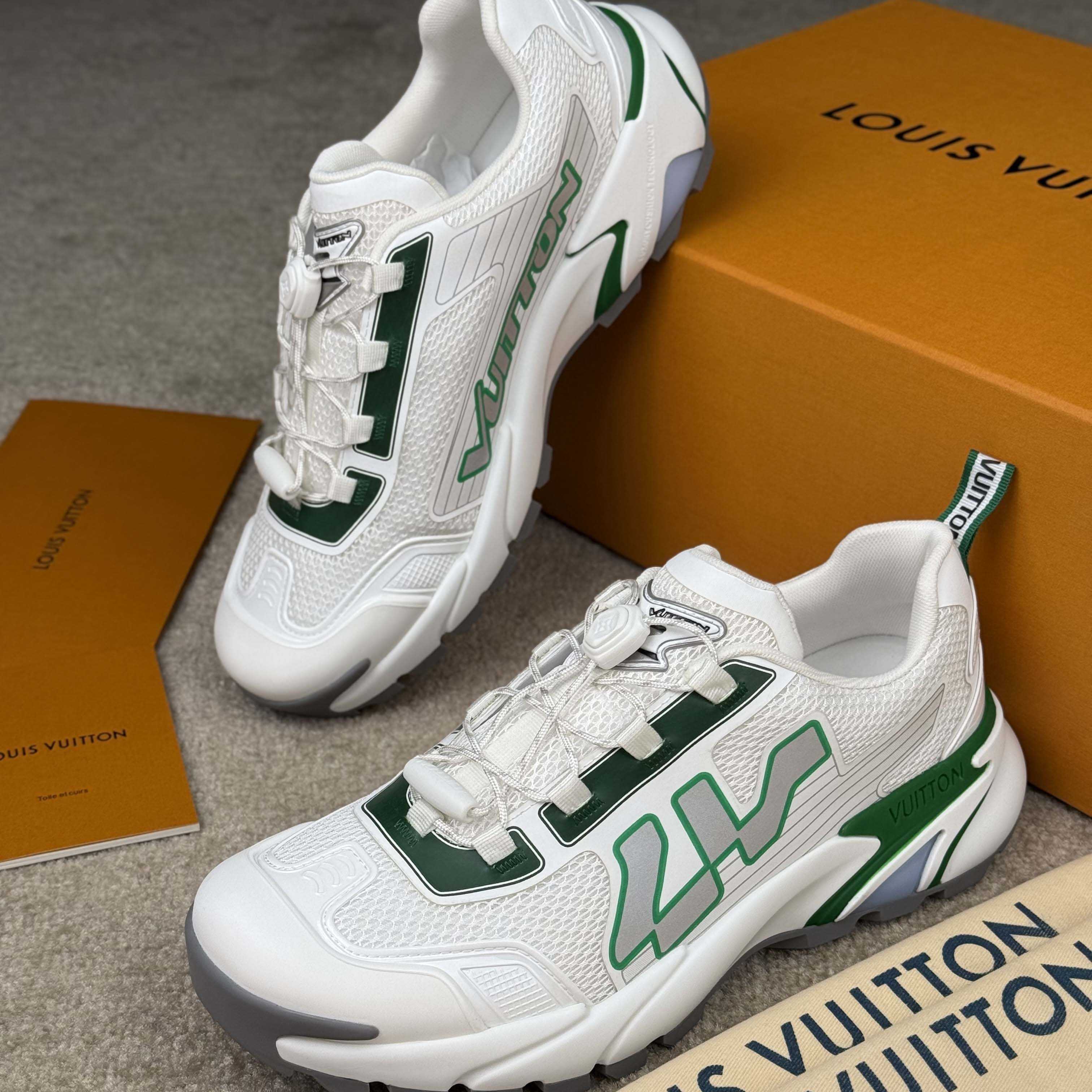 Louis Vuitton LV Runner Tatic Sneaker     1AHTVV - EUR FASHION