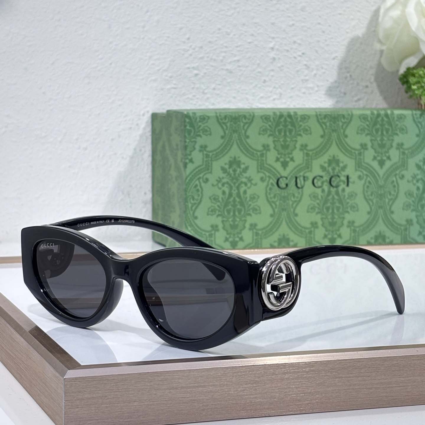 Gucci Cat-eye frame Sunglasses - EUR FASHION