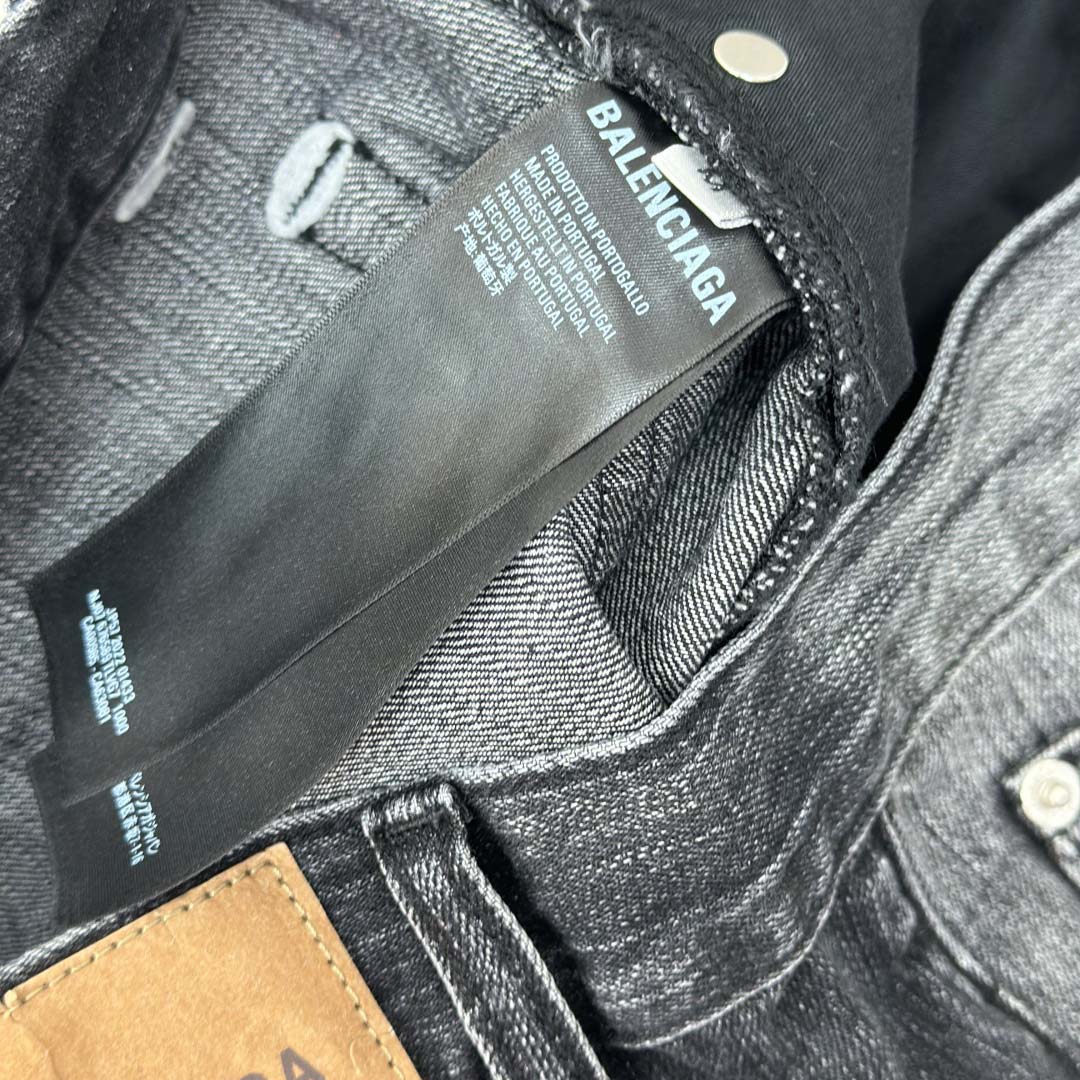 Balenciaga Fitted Low-waist Pants In Black - EUR FASHION