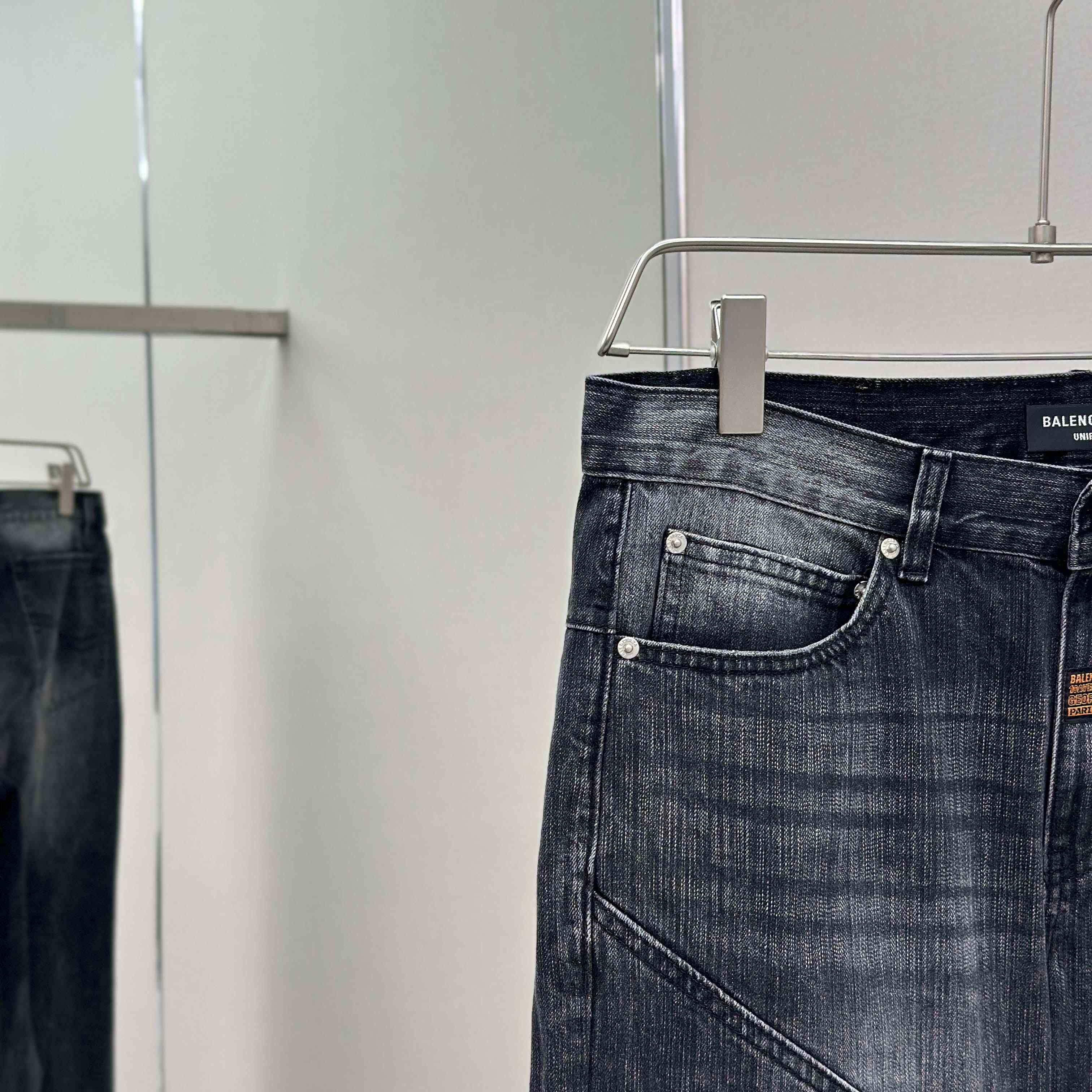 Balenciaga Fitted Low-waist Pants In Black - EUR FASHION