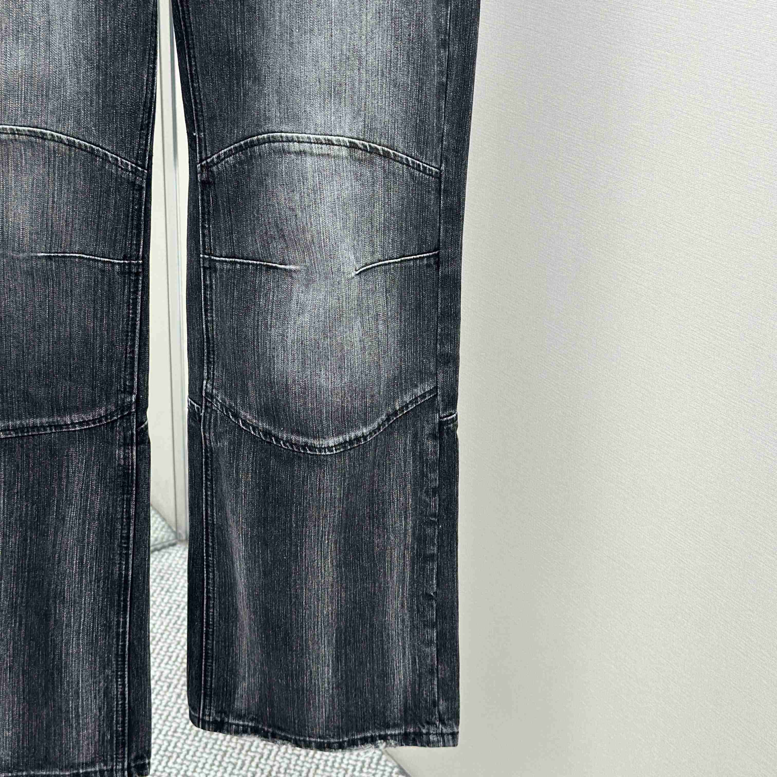 Balenciaga Fitted Low-waist Pants In Black - EUR FASHION