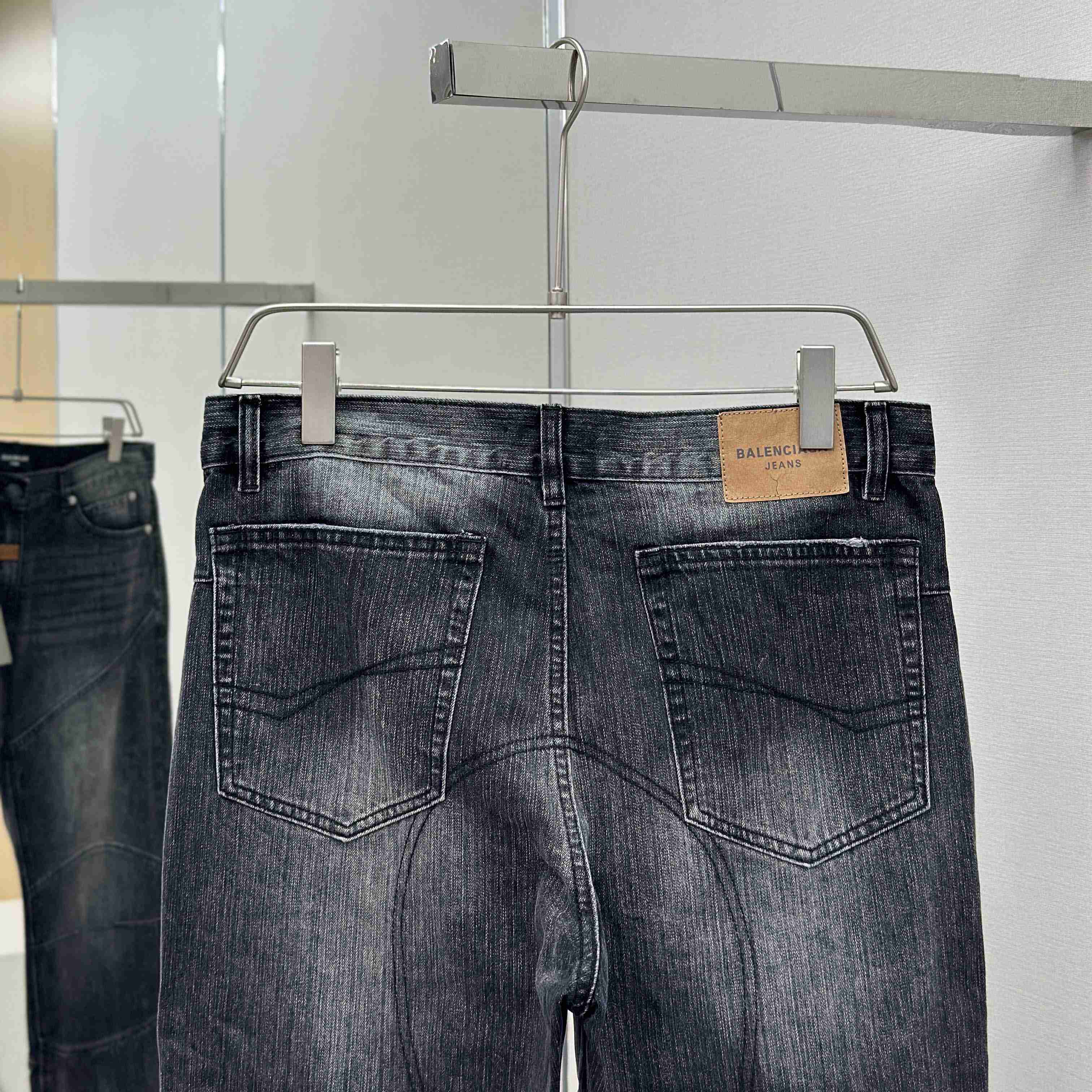 Balenciaga Fitted Low-waist Pants In Black - EUR FASHION