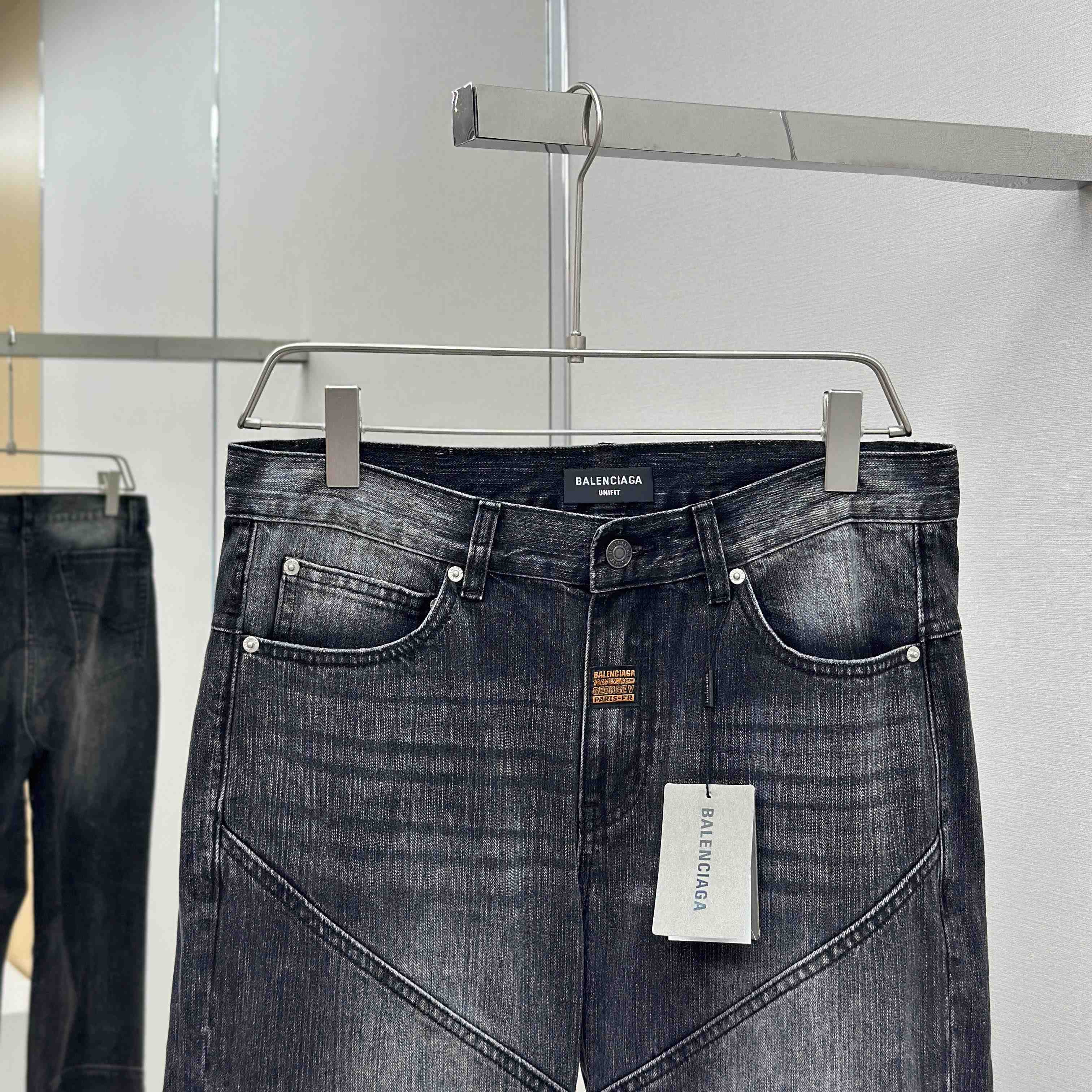 Balenciaga Fitted Low-waist Pants In Black - EUR FASHION
