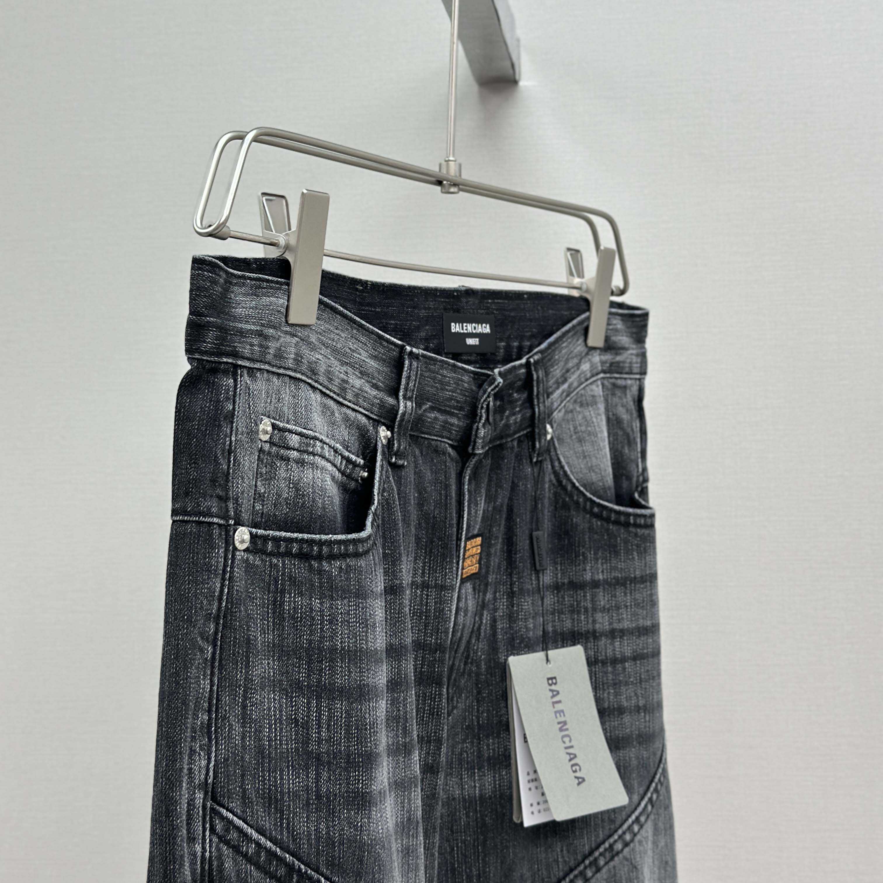 Balenciaga Fitted Low-waist Pants In Black - EUR FASHION