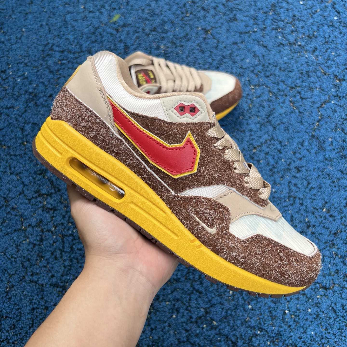 Nike Air Max 1 .SWOOSH Big Head Origins HV5776-200  - EUR FASHION