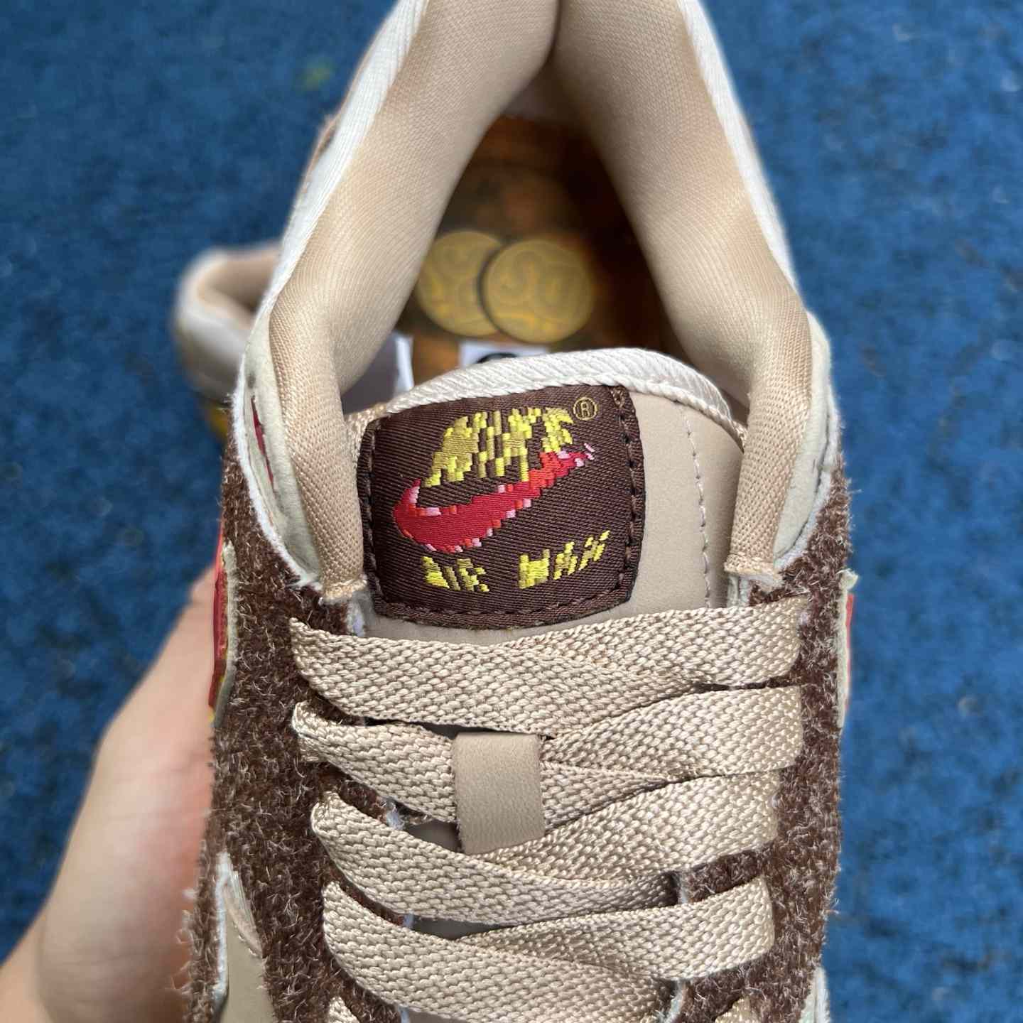 Nike Air Max 1 .SWOOSH Big Head Origins HV5776-200  - EUR FASHION