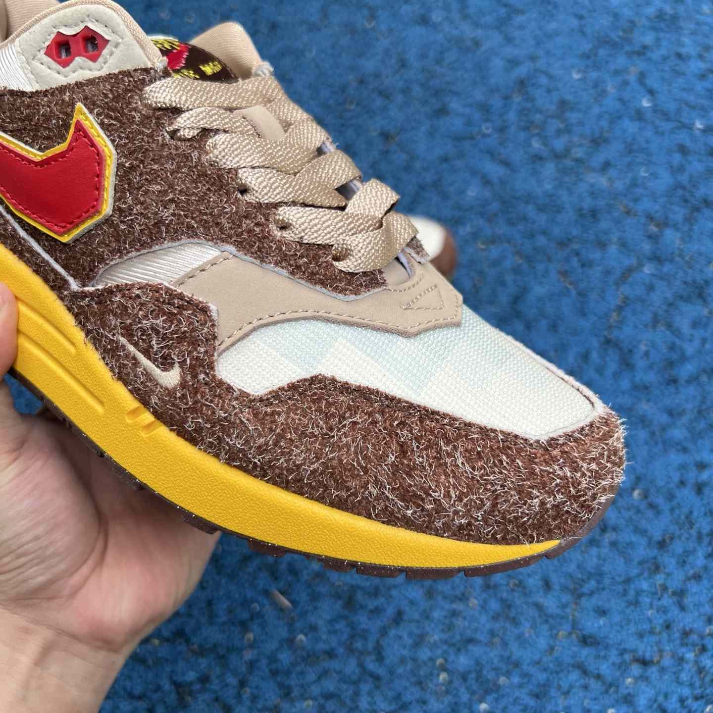 Nike Air Max 1 .SWOOSH Big Head Origins HV5776-200  - EUR FASHION