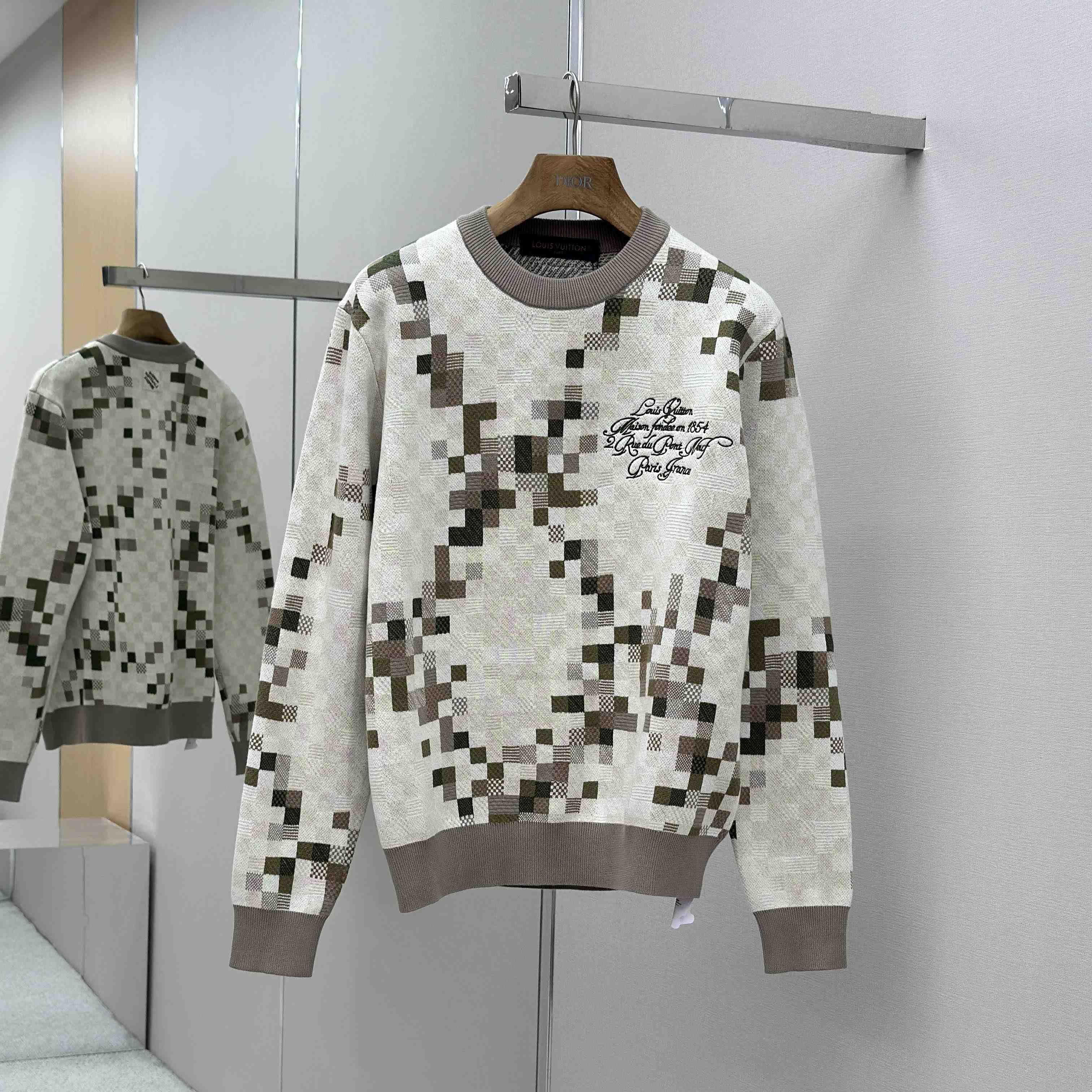 Louis Vuitton Graphic Crewneck   - EUR FASHION
