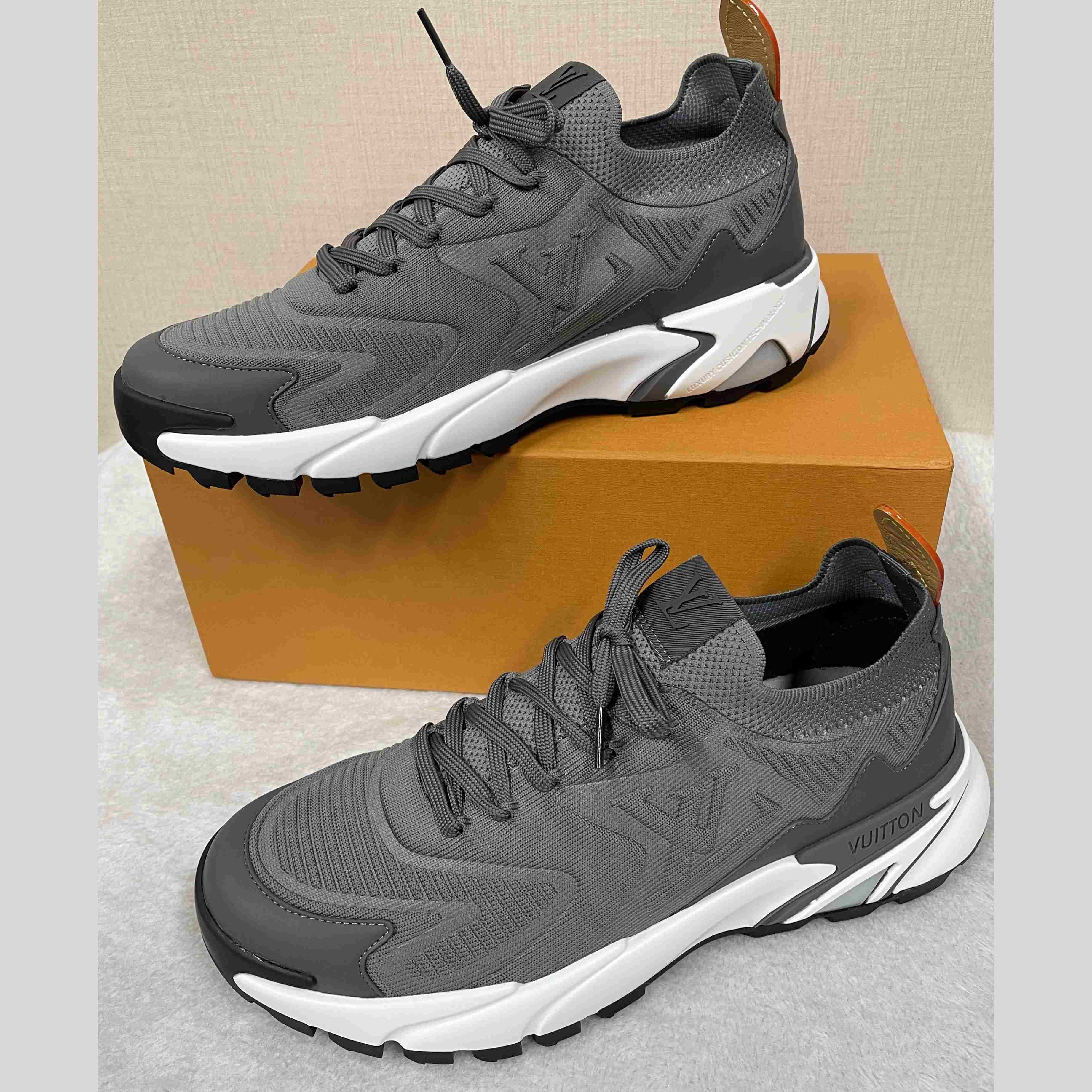 Louis Vuitton LV Runner Tatic Sneaker   1AILJM - EUR FASHION