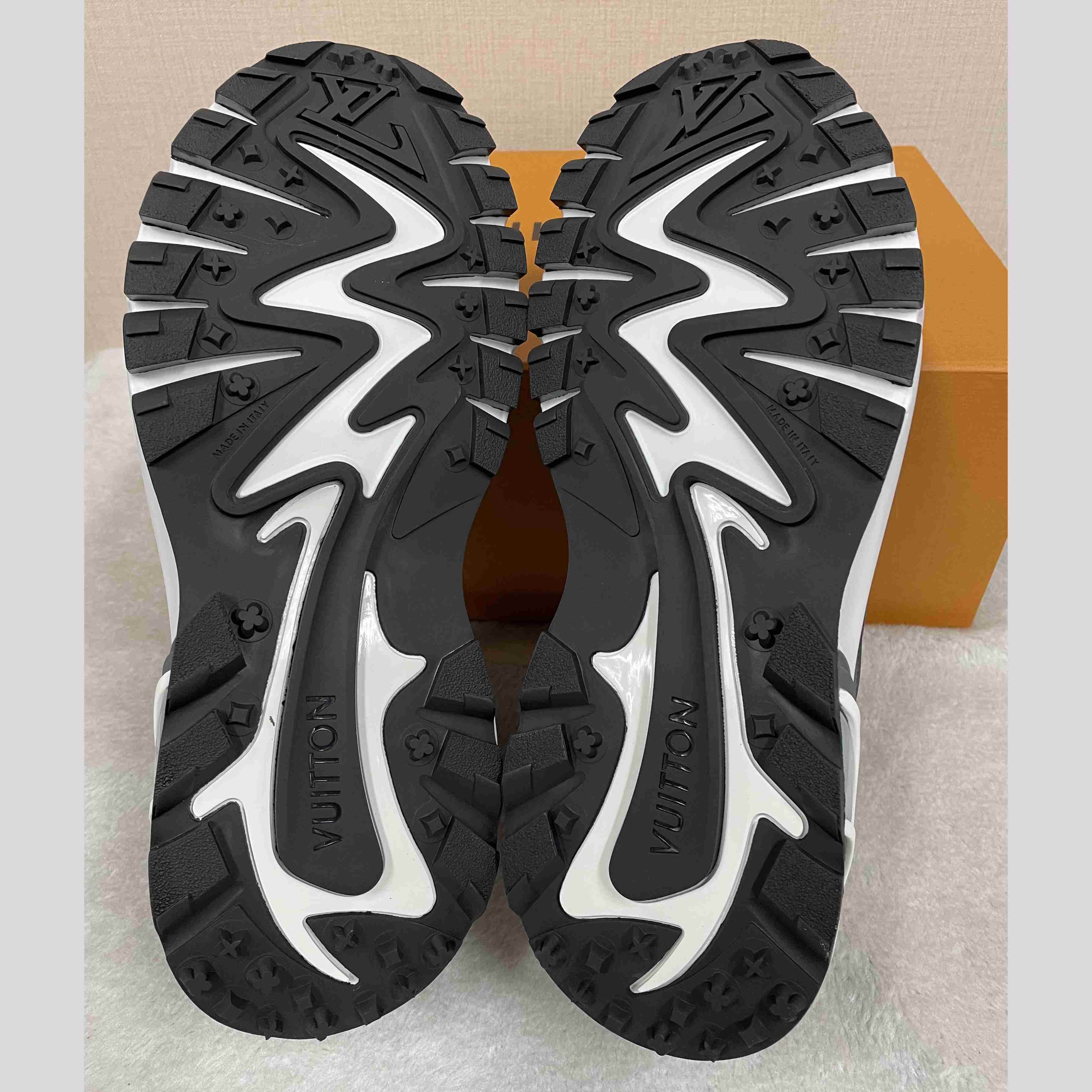 Louis Vuitton LV Runner Tatic Sneaker   1AILJM - EUR FASHION