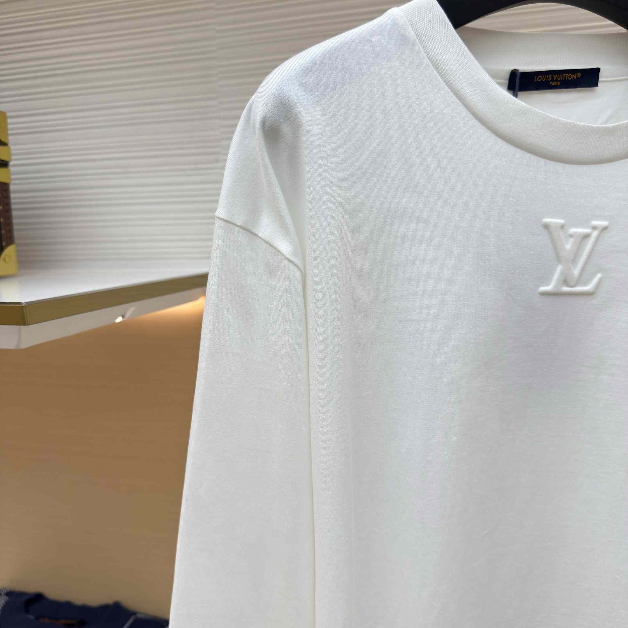 Louis Vuitton Embossed LV Long-Sleeved T-Shirt   1AIOIP - EUR FASHION