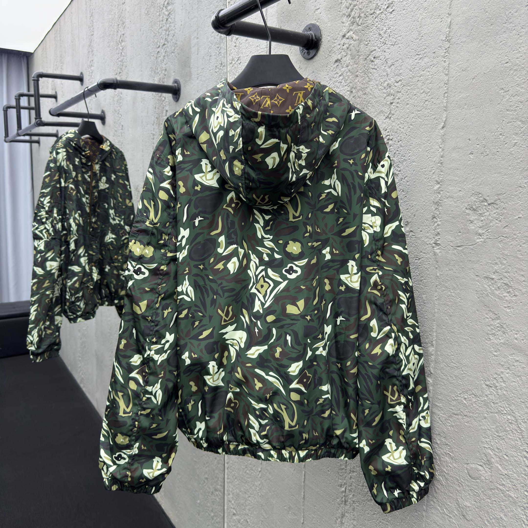 Louis Vuitton Jaqueta Windbreaker Reversível com Monogram - EUR FASHION