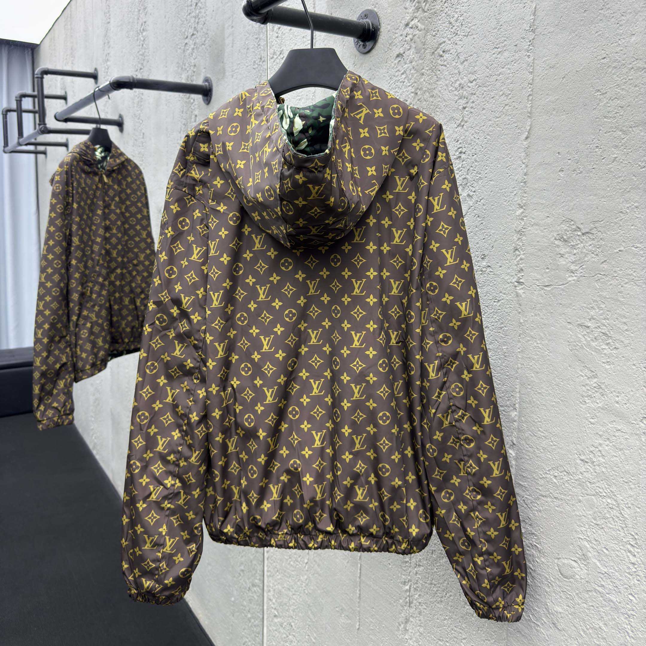Louis Vuitton Jaqueta Windbreaker Reversível com Monogram - EUR FASHION