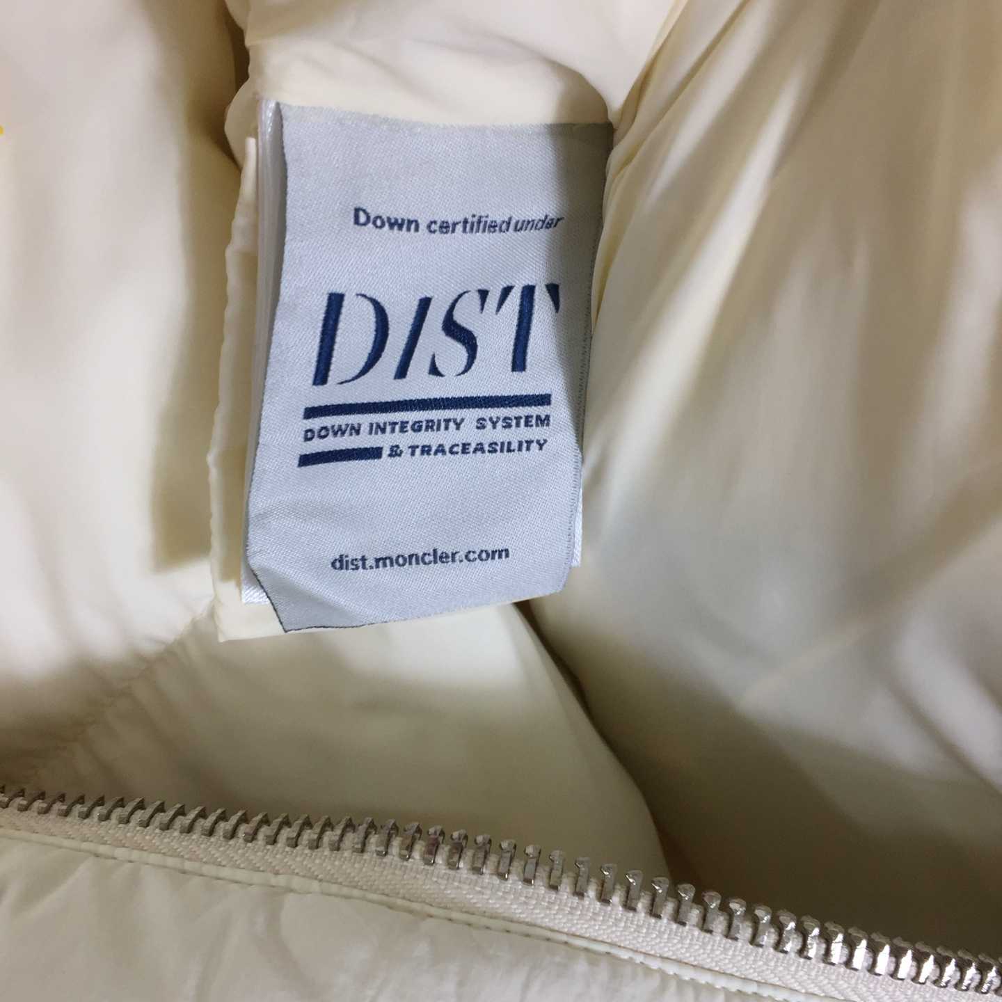 Moncler X Willow Smith Yael Down Jacket In White - EUR FASHION