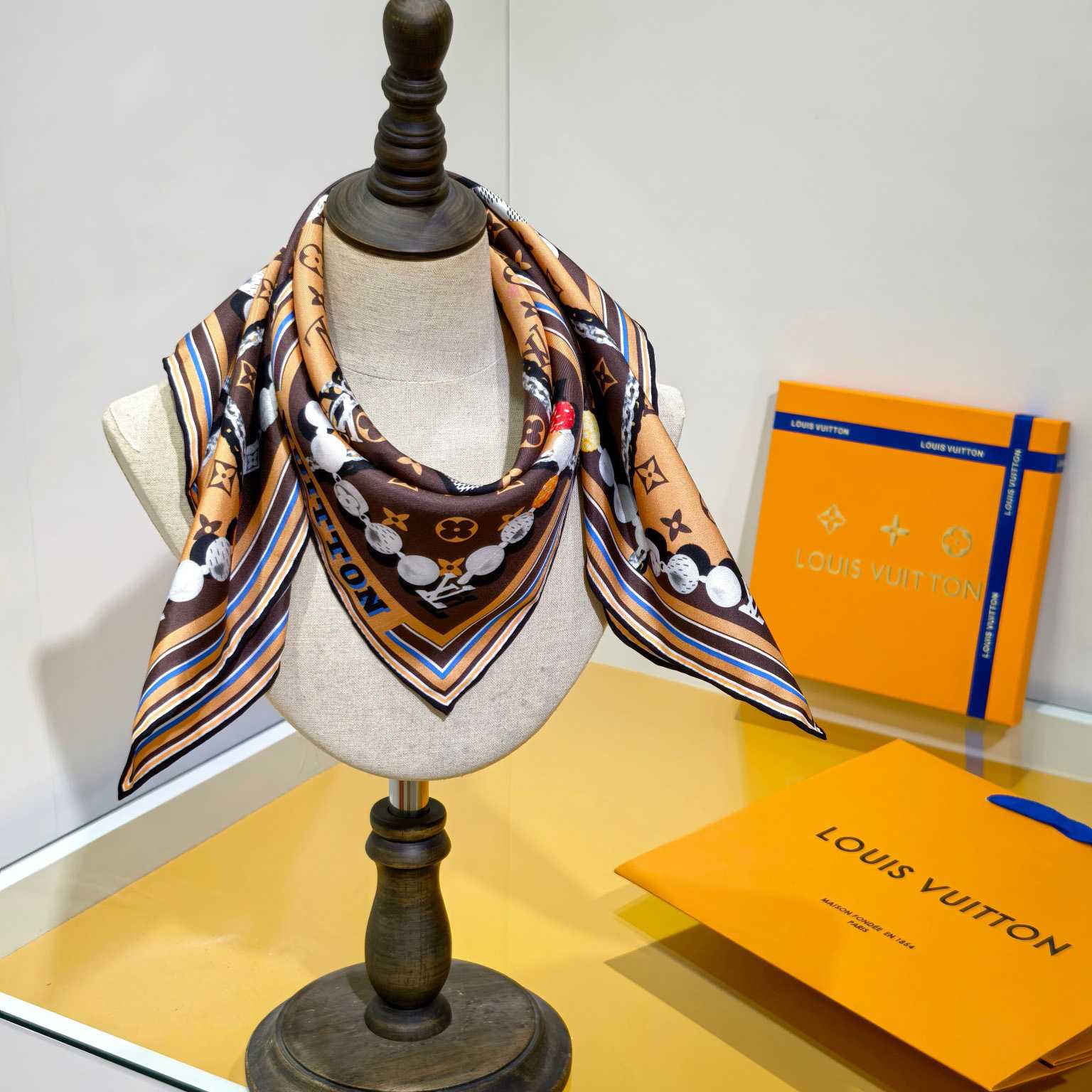 Louis Vuitton Dandy Monogram Silk Square   M94848 - EUR FASHION