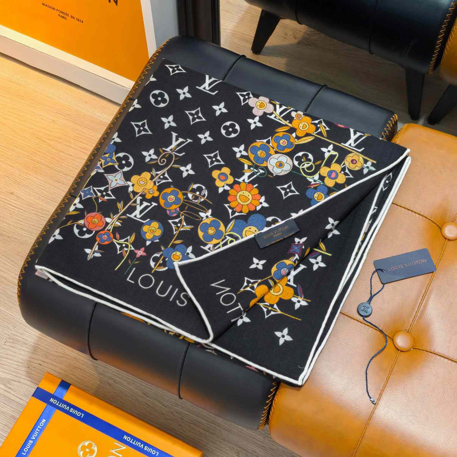 Louis Vuitton LV x TM Monogram Superflat Shawl    - EUR FASHION