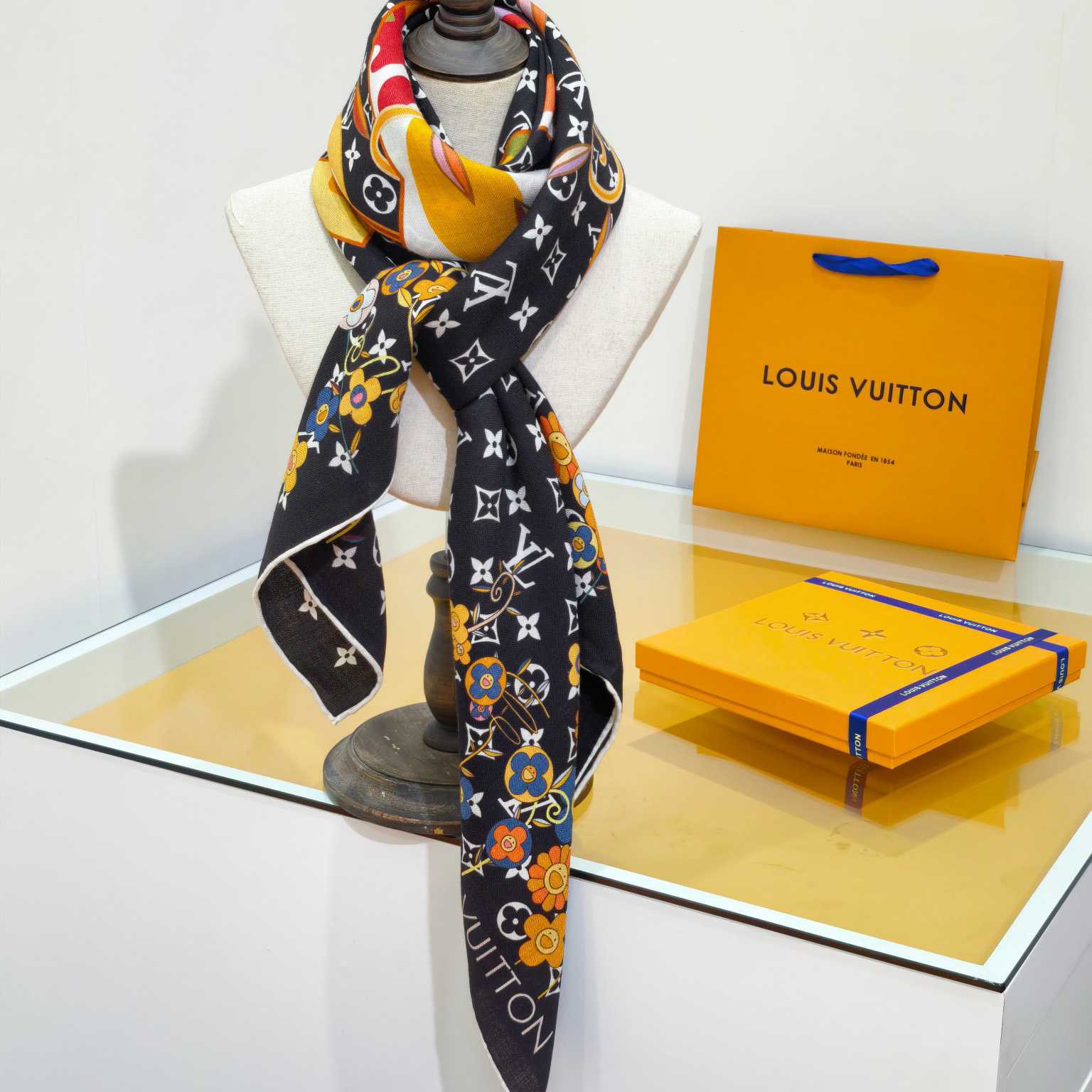 Louis Vuitton LV x TM Monogram Superflat Shawl    - EUR FASHION