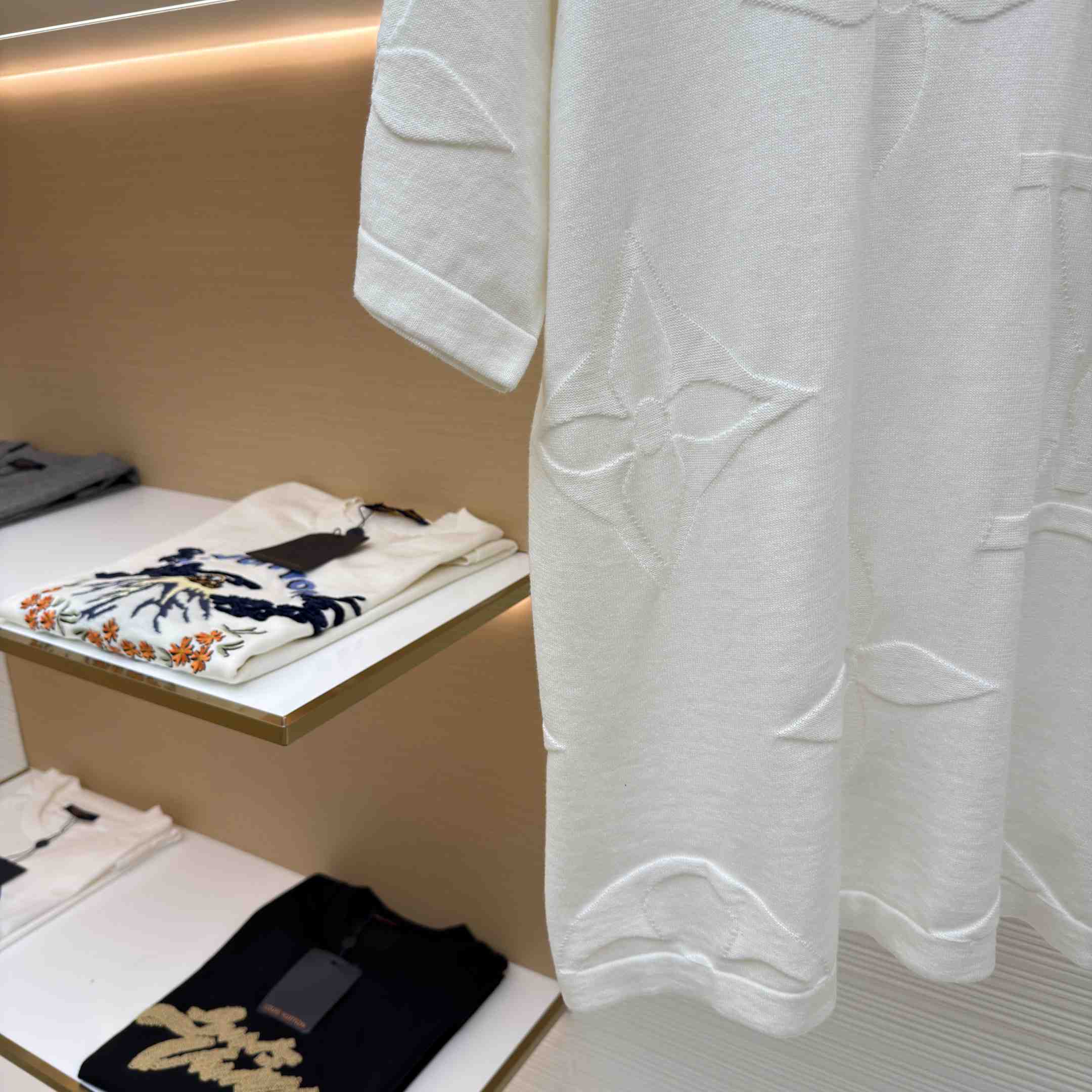 Louis Vuitton Monogram Short-Sleeved Cotton Crewneck   1AIWFR - EUR FASHION