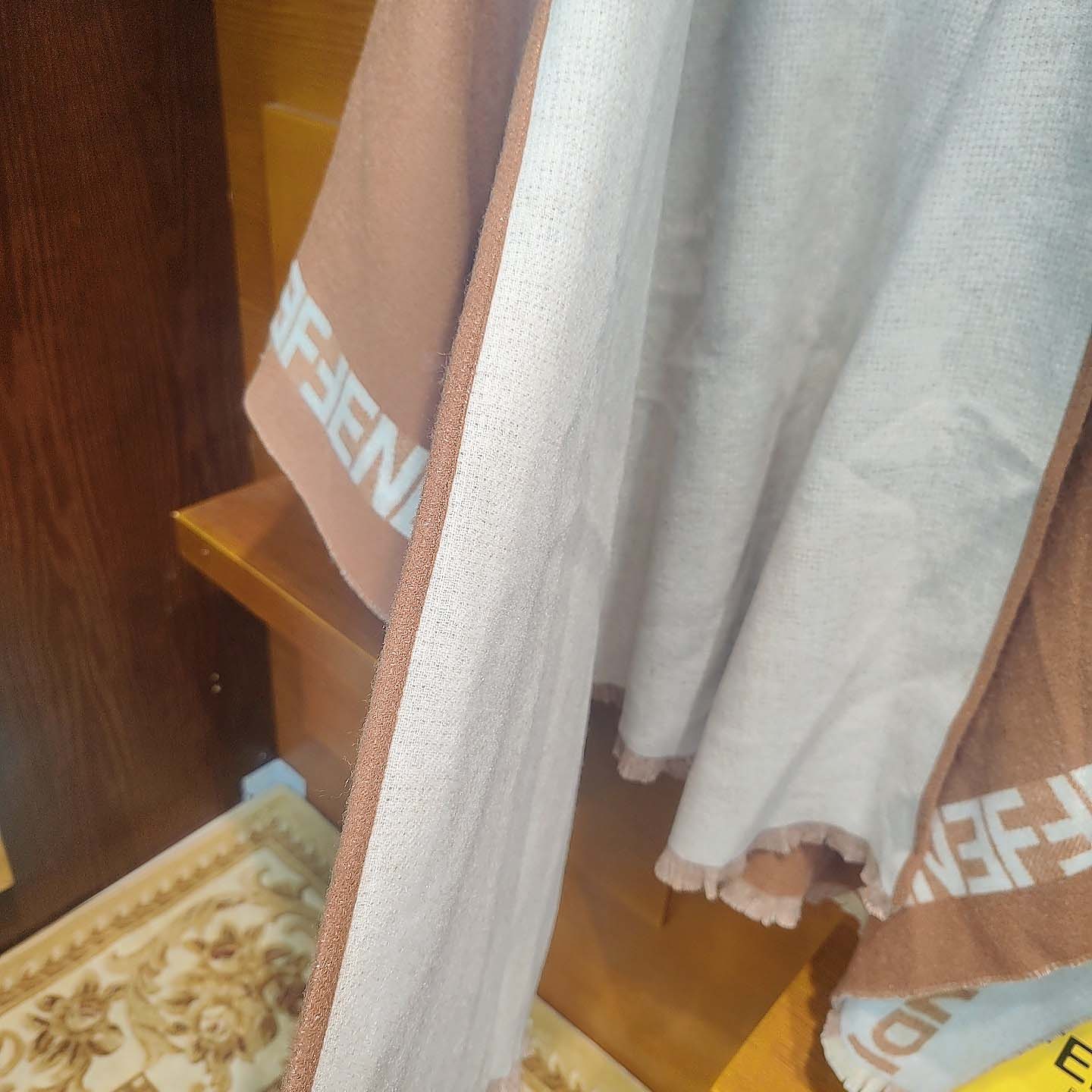 Fendi Poncho - EUR FASHION