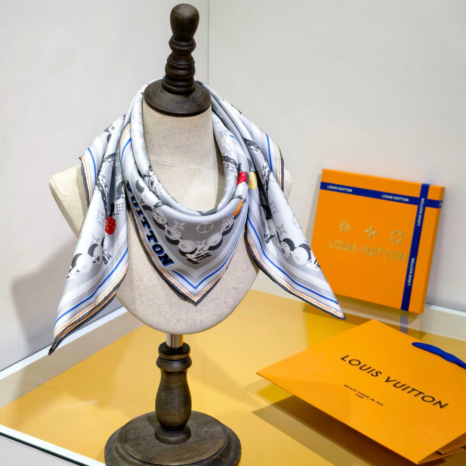 Louis Vuitton Dandy Monogram Silk Square   M94847 - EUR FASHION