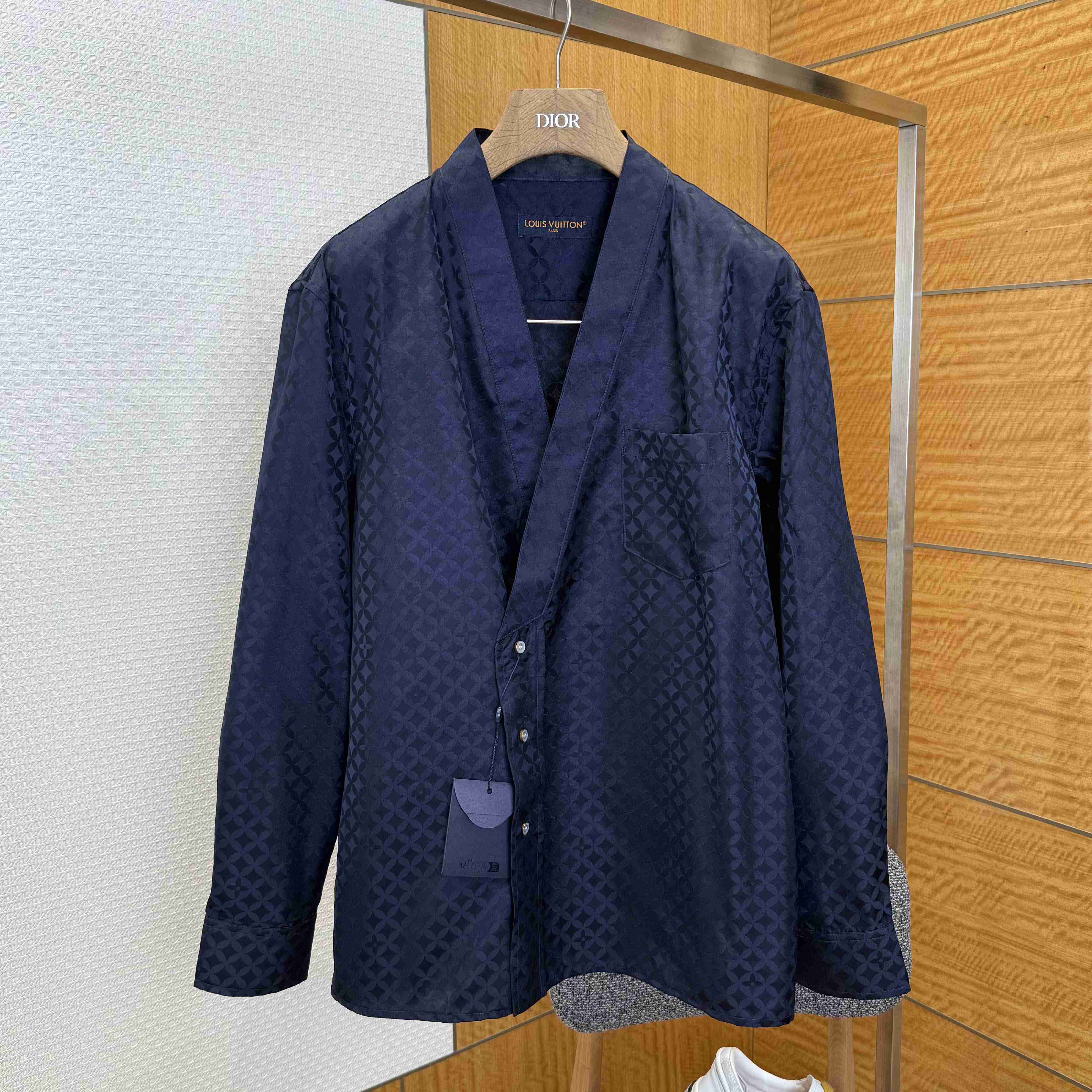 Louis Vuitton Graphic Jacquard Long-Sleeved Kimono Shirt   1AIMGI - EUR FASHION