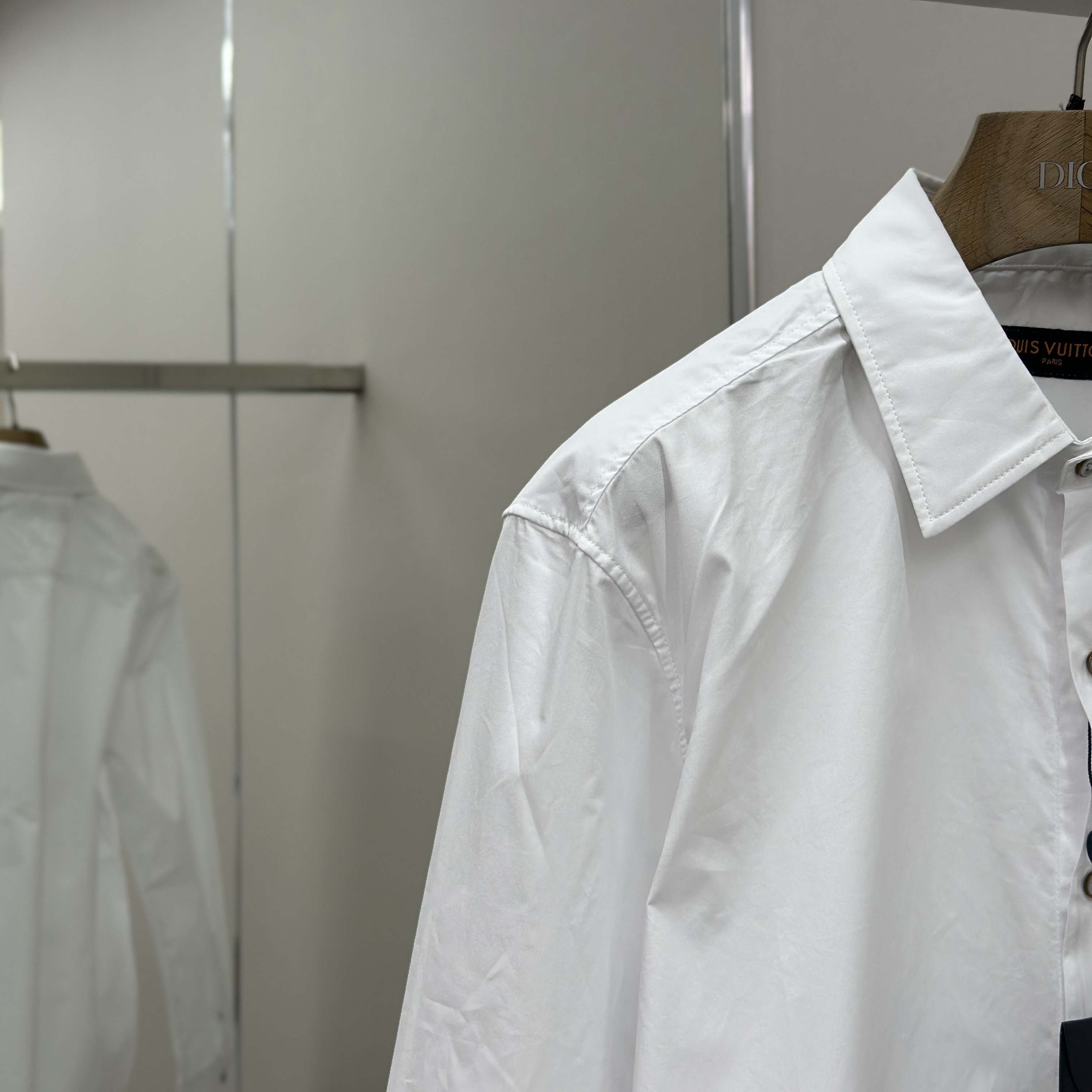 Louis Vuitton Embossed Signature Long-Sleeved Cotton Shirt   1AHVY7 - EUR FASHION